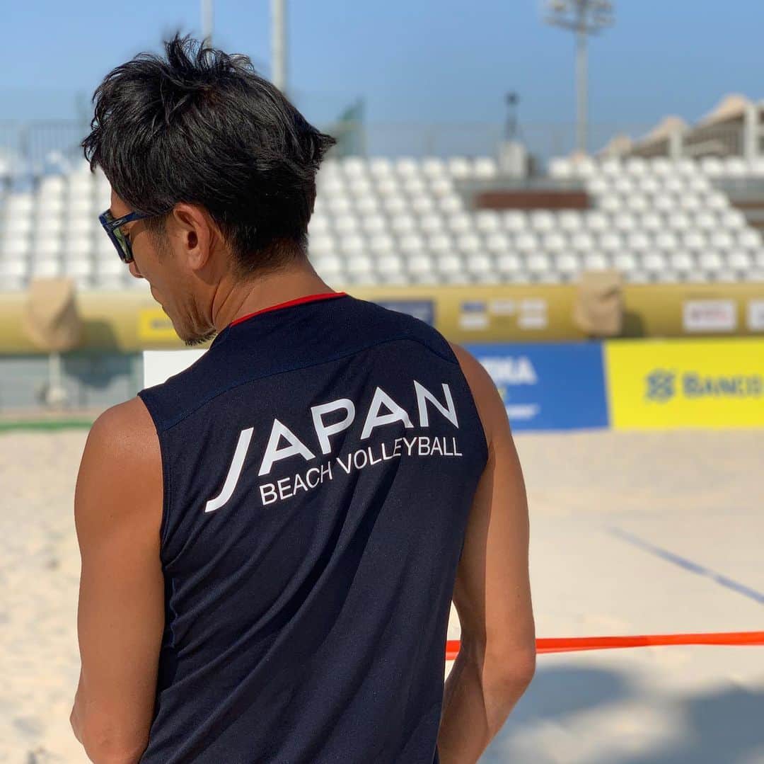 西村晃一さんのインスタグラム写真 - (西村晃一Instagram)「2019 Beachvolleyball シーズン終了しました。 応援してくださっている皆さん、ありがとうございました。 国内ツアーは、年間総合ランキング2位。 ワールドツアーはまだまだあと少しのところが勝ちきれない試合が多かったです。 今年から若手の柴田大助とパートナーを組み突き進んできました。  驚く事実は、、、 大学の4年間全くバレーボールしてなくて、卒業してからビーチバレーを始めて、 ぼくに突然拾われた😅というのをシーズン途中で知りました😱  そこからスキルはもちろん、メンタル、生活態度全てを鍛え、 毎日毎日怒り続けました！ これだけ一年で成長する選手はまずいないというくらい頑張ってきました。  シーズンオフに入り、先週1週間ぼくだけボール練習を休んで、 昨日パートナーと再会！  練習スタートして休憩に入った時、「涙ながら、嬉しいです！怒られて安心します。」って😅  自分が信じた道を疑わず、、、 ひたすら怒られながら付いてくるパートナーを信じて、 限られた時間を大切にしたいと思っています。 自分を信じる力、人を信じる力。 そういう人に出会えたことに感謝し、周りの思ってくれてる人のために… 全ては「2020年東京」に向けて  #beachvolleyball #tokyo2020  #シーズン終了 #西村晃一 #koichinishimura #柴田大助 #itec #アイテック #タマチャンショップ #MJG #sido #hillvalley」11月26日 14時40分 - koichi.nishimura