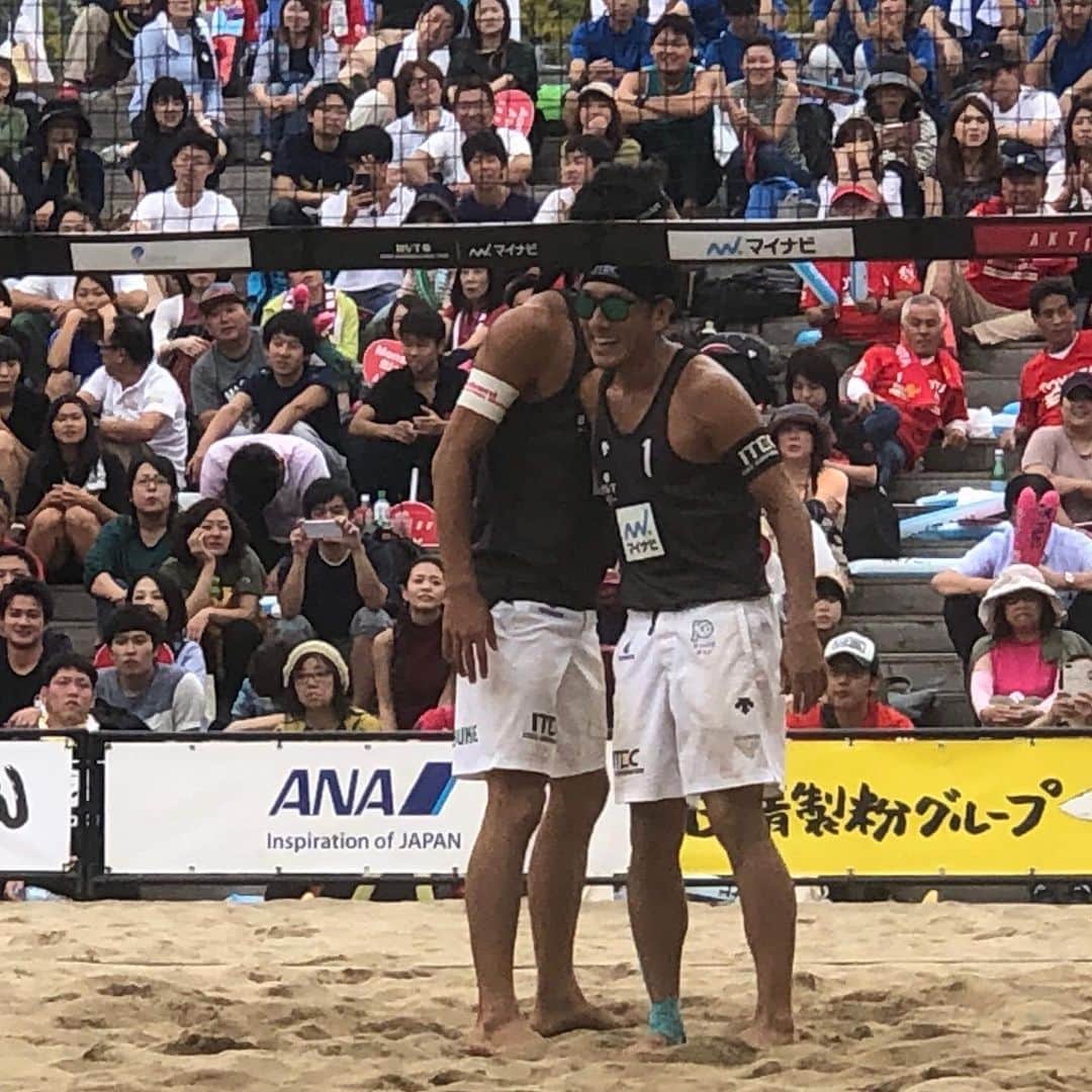 西村晃一さんのインスタグラム写真 - (西村晃一Instagram)「2019 Beachvolleyball シーズン終了しました。 応援してくださっている皆さん、ありがとうございました。 国内ツアーは、年間総合ランキング2位。 ワールドツアーはまだまだあと少しのところが勝ちきれない試合が多かったです。 今年から若手の柴田大助とパートナーを組み突き進んできました。  驚く事実は、、、 大学の4年間全くバレーボールしてなくて、卒業してからビーチバレーを始めて、 ぼくに突然拾われた😅というのをシーズン途中で知りました😱  そこからスキルはもちろん、メンタル、生活態度全てを鍛え、 毎日毎日怒り続けました！ これだけ一年で成長する選手はまずいないというくらい頑張ってきました。  シーズンオフに入り、先週1週間ぼくだけボール練習を休んで、 昨日パートナーと再会！  練習スタートして休憩に入った時、「涙ながら、嬉しいです！怒られて安心します。」って😅  自分が信じた道を疑わず、、、 ひたすら怒られながら付いてくるパートナーを信じて、 限られた時間を大切にしたいと思っています。 自分を信じる力、人を信じる力。 そういう人に出会えたことに感謝し、周りの思ってくれてる人のために… 全ては「2020年東京」に向けて  #beachvolleyball #tokyo2020  #シーズン終了 #西村晃一 #koichinishimura #柴田大助 #itec #アイテック #タマチャンショップ #MJG #sido #hillvalley」11月26日 14時40分 - koichi.nishimura