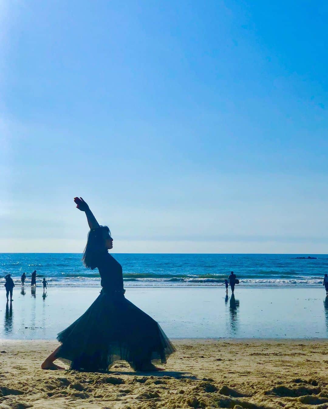 矢部あやのインスタグラム：「人生で初めて航空券の日にちを間違えたんです。  ずっと火曜帰国だと思っていたのですが、空港に着いてセルフチェックイン出来なくてカウンターに行ったらあなたの予約は明日よ？って言われて呆然。  最終的に、デルタの日本人スタッフの方が親身になって話を聞いてくださり、平静を取り戻すことができました。  とはいえ、とてもディズニーに戻る気持ちにはなれなかったので、ロサンゼルスといったらサンタモニカビーチだろ！とUberで向かいました。便利な世の中で本当感謝。 ポーズは、海 ポーズでGoogle先生に聞いた結果です。 すごくさらさらな砂だったので、歩いていてめちゃくちゃ気持ち良く、来て大正解でした。  ぼくらはやっぱり海が好き！（by 海物語）」