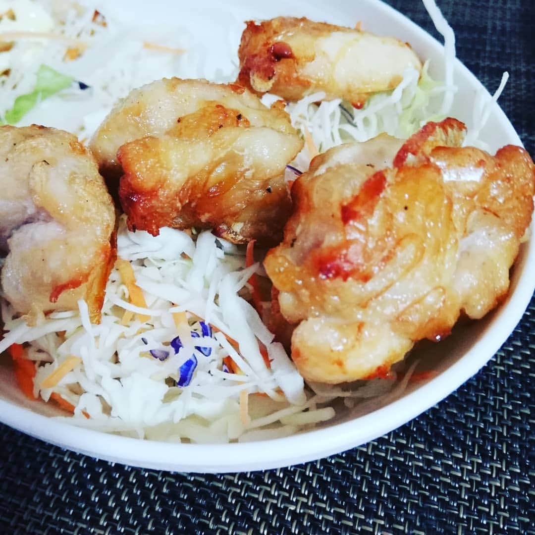 松本隆博のインスタグラム：「。 ノンフライヤーで 唐揚げ作ってみた！ いやぁこれは大成功！ 美味しいし油は落ちるし 片付け楽だし、ヤミツキ なりそうだ(^o^)/ 5個くらい作るのに 最適なサイズのフライヤー とっても重宝。」