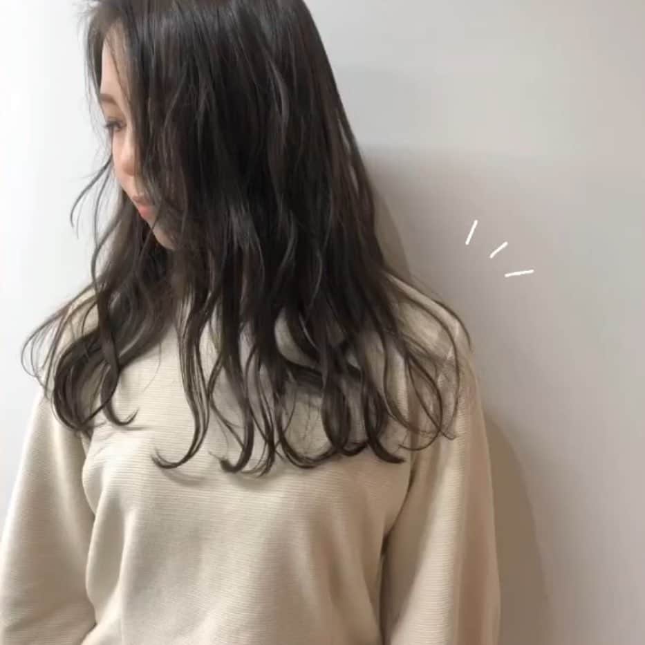 のインスタグラム：「﻿ 冬は暗い髪色にしたくなる❄️☃﻿ カーキ系にしてもらった🍐 ﻿  コモレビトリートメントでさらっさら︎︎︎︎︎☺︎︎︎✌︎﻿ ﻿ ﻿ ﻿  #カーキベージュ#ヘアカラー#box_kyoto#コモレビトリートメント#サロンモデル#サロモ#モデル」
