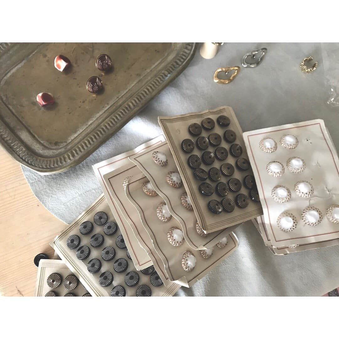 アデルさんのインスタグラム写真 - (アデルInstagram)「#vintagebuttons #ilovevintage #ヴィンテージボタン #ヴィンテージボタンイヤリング #aderbijoux #明日から店頭で発売」11月26日 14時51分 - ader_eri