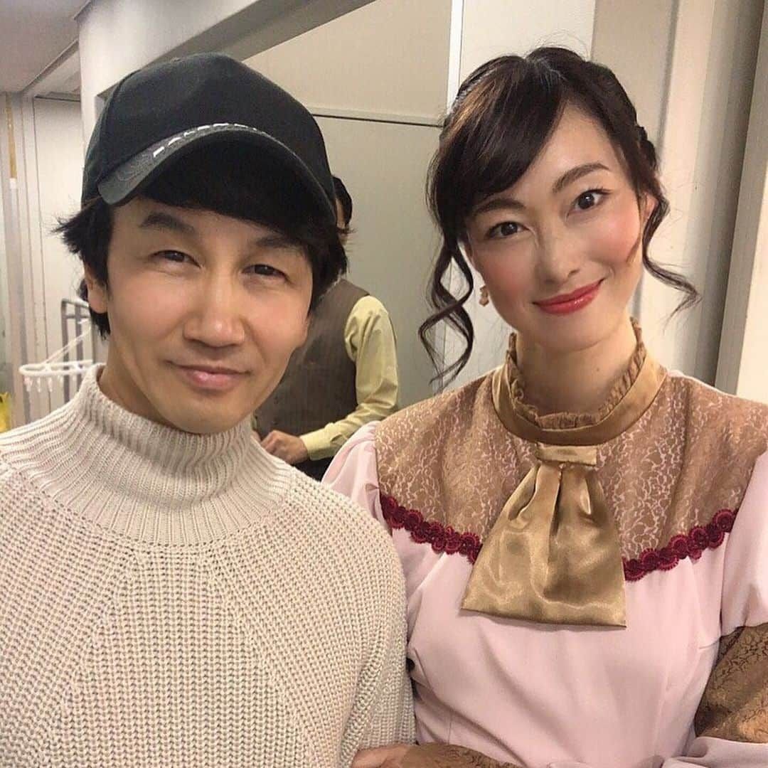 佐藤康恵さんのインスタグラム写真 - (佐藤康恵Instagram)「皆さまのおかげで無事、ミュージカル『小公女セーラ』終演いたしました💖 150年以上前の作品が今も皆様に愛され受け継がれていく感動を改めて、女優として体感させられました🌟 子供がいても👶🧒いや、周りの支えがあるから私は女優として羽ばたけます！今回は改めて芝居を愛する自分自身と向き合うことが出来ました！ 本当にありがとうございました😊  #愛するセーラ様 #ミュージカル #佐藤康恵 #女優 #actress #japan #歌手 #デザイナー #モデル #ysjewel #今回もデザインしました！ #朝クマさん🐻 #素子さん姉さん #Wキャスト木月ちゃん #演出家宇治川さん #大好きなキャスト達」11月26日 14時54分 - yasuesato.official