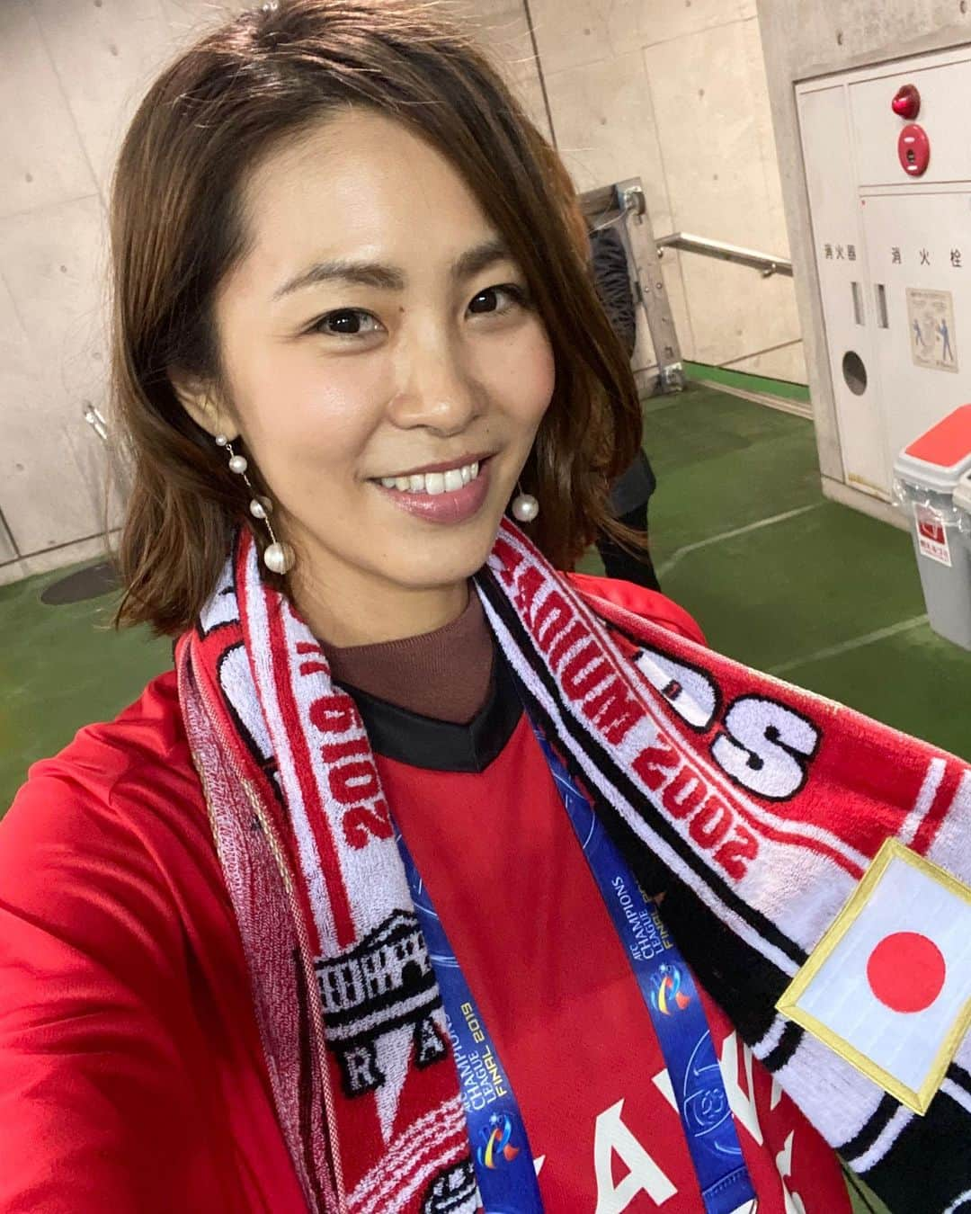 坂元美香さんのインスタグラム写真 - (坂元美香Instagram)「エミレーツ航空 @emirates 様よりご招待いただいたAFCチャンピオンズリーグ2019決勝戦のときの写真が届きました‼️最後は表彰台にも上がらせていただき感激🤩本当に良い思い出です✨ありがとうございました！ .  #emirates #flybetter #エミレーツ航空 #acl2019 #afcチャンピオンズリーグ #afcchampionsleague #アルヒラル #浦和レッズ #urawareds #alhilal #サッカー女子 #スポーツ観戦女子 #ユニフォーム女子 #サッカー観戦 #サッカー #football #右袖は汚してしまったため敢えて裏返し🤣 #ちゃっかり大臣坂元」11月26日 14時57分 - mika_saka