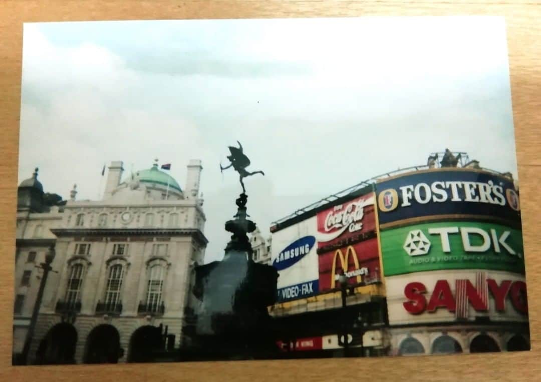 ネット専用海外旅行保険たびほのインスタグラム：「23年前のピカデリーサーカス 当時高校3年生の中のオサーンは、短期バイトでお金を貯めてロンドン一人旅を決行✈ . 三洋電機の看板に時代を感じるwww カメラは「写ルンです」 📸 . #piccadillycircus #ピカデリーサーカス #london #uk #イギリス #一人旅 #海外一人旅 #海外旅行 #写ルンです #海外旅行保険 #tabiho #たびほ #旅行好きな人と繋がりたい #中のオサーン」