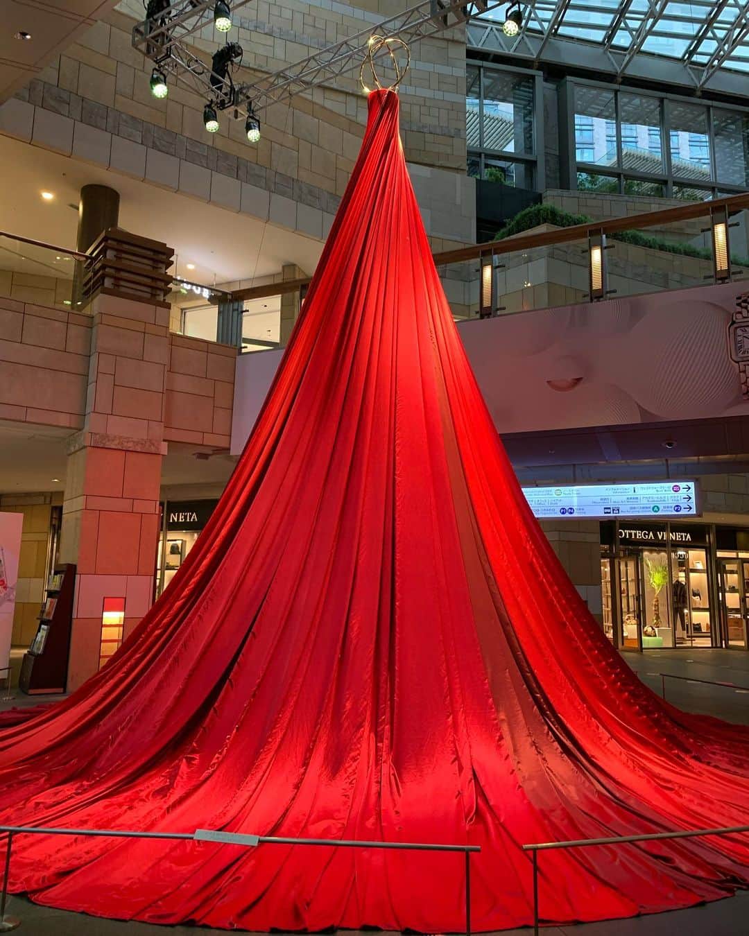 岡田マリアのインスタグラム：「「あなたを魅了する自信はあるわ、でも全ては見せないの」  六本木ヒルズで出逢った赤いドレスのようなツリー。」