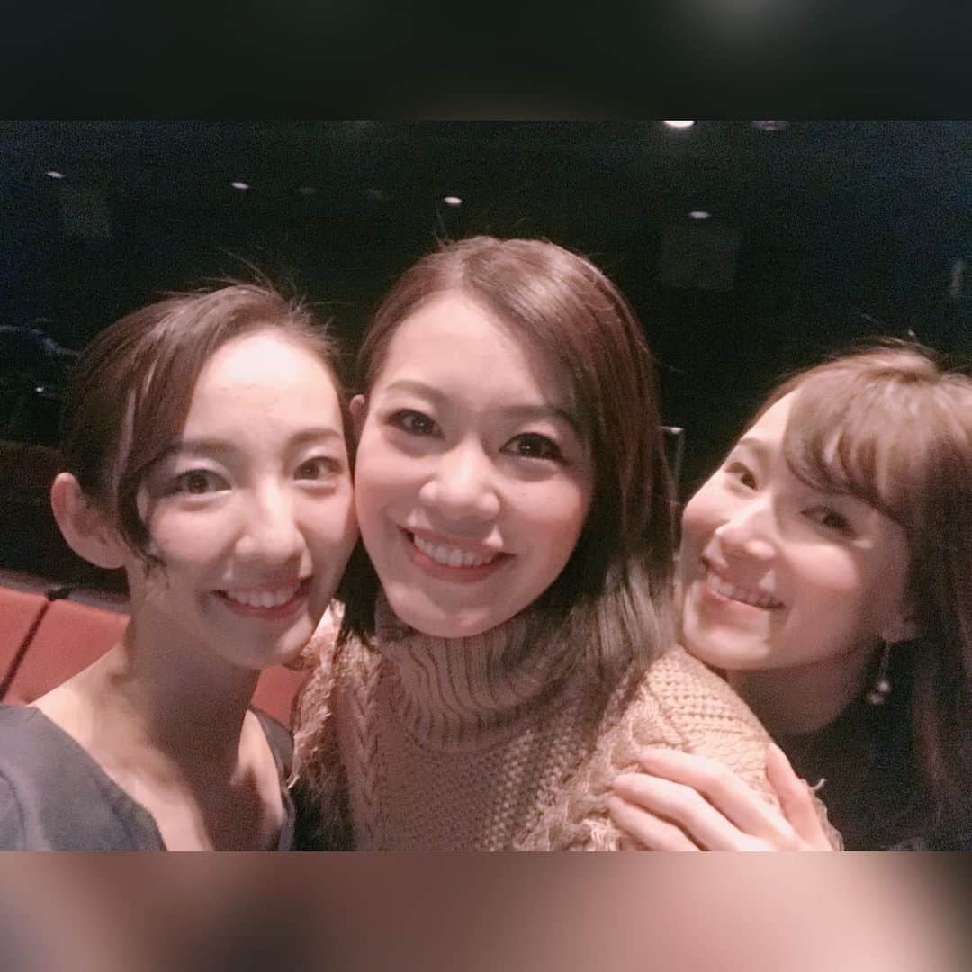 宇月颯さんのインスタグラム写真 - (宇月颯Instagram)「．﻿ ．﻿ 『Live Airline』前半が終了しました♡ᵕ̈*﻿ 連日、たくさんのお客様が劇場に足をお運び下さり、心より嬉しく思います💕﻿ 皆様から頂く温かい拍手、手拍子、笑い声、すすり泣く声…﻿ 生の舞台の素晴らしさを感じます✨﻿ そして、本当に客席のお客様もこのライブエアラインという最新型飛行機に乗っていただいているような感覚になり、演者とお客様とが一体となる空間はとても温かく、幸せな空間です。﻿ 本当にいつもありがとうございます◡̈⃝︎⋆︎*﻿ そして、とても嬉しいお言葉、有難い感想なども頂き、感謝感謝です(⸝ᵕᴗᵕ⸝⸝)💕﻿ 後半戦は福麻むつ美さんを迎えて更にパワーアップしたライブエアラインをお届けしていきたいと思います👍💓﻿ どうぞ宜しくお願い致します！！﻿ ﻿ そしてそして！﻿ 初日から、前半たくさんの仲間たちが観に来てくれましたぁぁぁぁ✨✨✨﻿ 順番にご紹介〜٩(ˊᗜˋ*)و﻿ ﻿ #彩星りおん ♡﻿ #紫城るい さん♡♡﻿ #美弥るりか さん◡̈⃝︎⋆︎*﻿ #華央あみり さん✩﻿ #貴千碧 ♡﻿ ﻿#南風里名 ♡﻿ #輝生かなで ✧*。﻿ ﻿#華月由舞 さん!!﻿ 初演の回想のケイティー役﻿ ﻿#達つかさ さん✩.*﻿ そして#宝塚 の現役の下級生達や宝塚時代お世話になったお衣装部さん達、先生方、スタッフの方々も観に来てくれてとっても嬉しかったぁー😭💕﻿ ﻿ 最後になりましたが、いつも応援して下さっているファンの皆様、本当にありがとうございます💓﻿ お花、綺麗です…(⸝ᵕᴗᵕ⸝⸝)﻿ ﻿ ﻿ #LiveAirline#ライブエアライン#俳優座﻿ #飛行機#CA#キャビンアテンダント﻿ #ミュージカル﻿ #宇月颯オフィシャルファンクラブ﻿ #宇月颯#とし﻿ ﻿ ﻿ ﻿」11月26日 15時12分 - hayate_uzuki_official