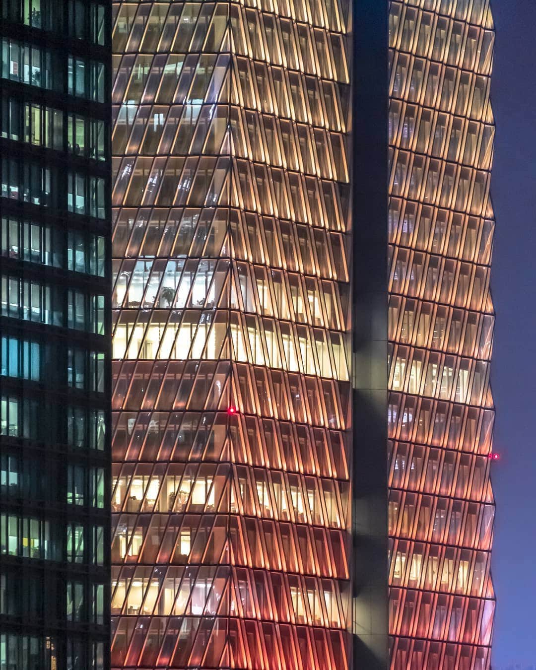 Nicanor Garcíaさんのインスタグラム写真 - (Nicanor GarcíaInstagram)「Electric colors | Colores eléctricos #nicanorgarcia #travelarchitectures After getting to know #MINIElectric in Rotterdam, now it is time for Shanghai where we will learn more about #MINILiving during the next days #ChargedWithPassion #MINI @MINI @mini.living #ad」11月26日 15時14分 - nicanorgarcia