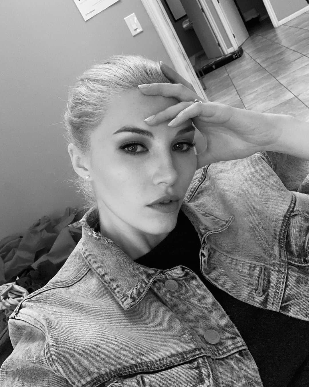 ジャーダン・ミラーのインスタグラム：「Felt so good to take the wig off! Just wrapped up a music video shoot. What music do you like or what do you have on repeat?🎵」