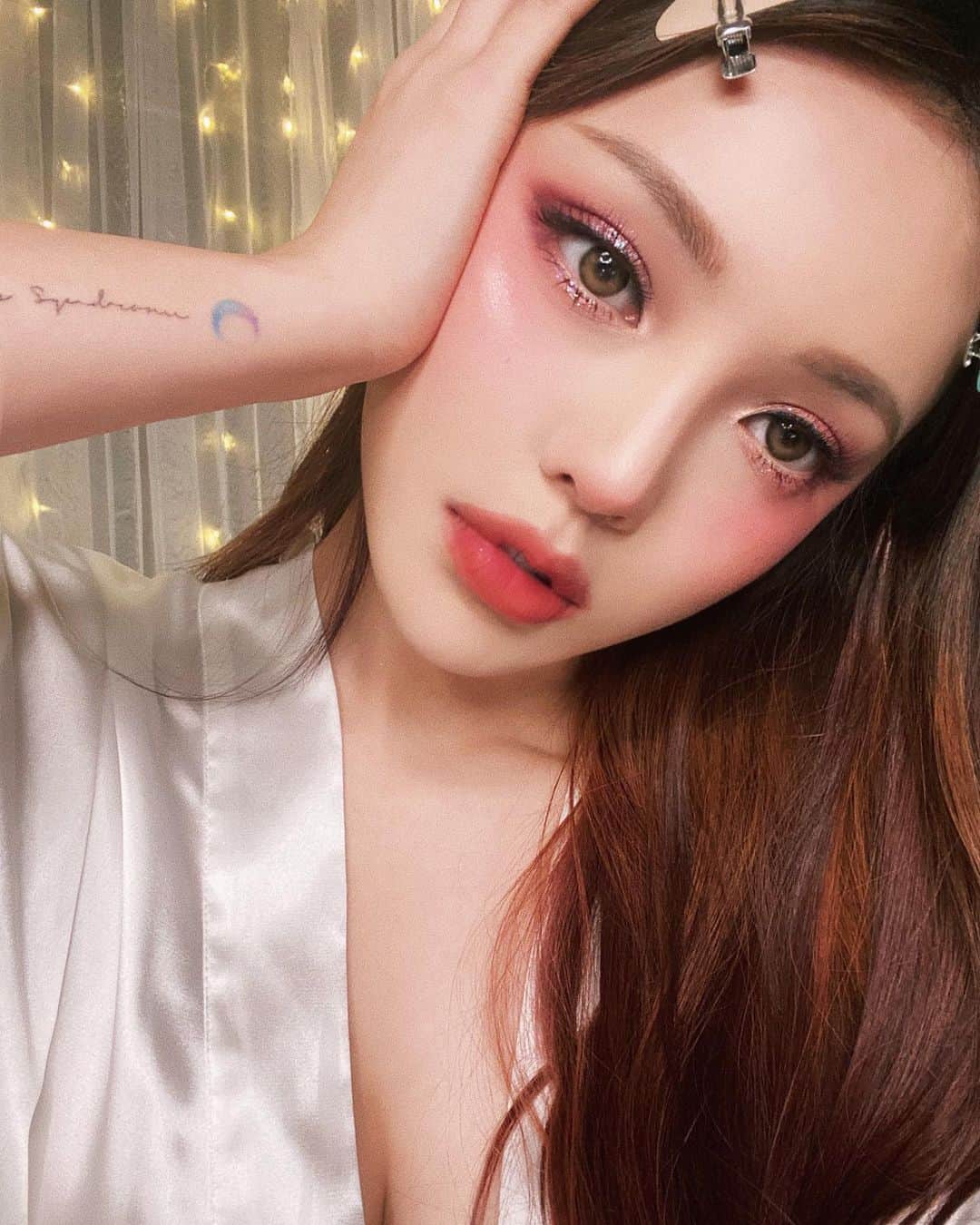 ポニーのインスタグラム：「#유료광고 #제품협찬 .  I shot this look over the weekend. I'll be quick with the editing! Stay tuned! 이 룩 겟레디 촬영했는데 빨리 편집해서 보여드릴게요!🍬 .  Products: .  EYES @colourpopcosmetics shadow palette - candy button .  CHEEKS @colourpopcosmetics super shock blush - sugarcoated .  HIGHLIGHTER @colourpopcosmetics super shock highlighter - glow burst .  LIPS @colourpopcosmetics ultra blotted lip - holly lolly .」