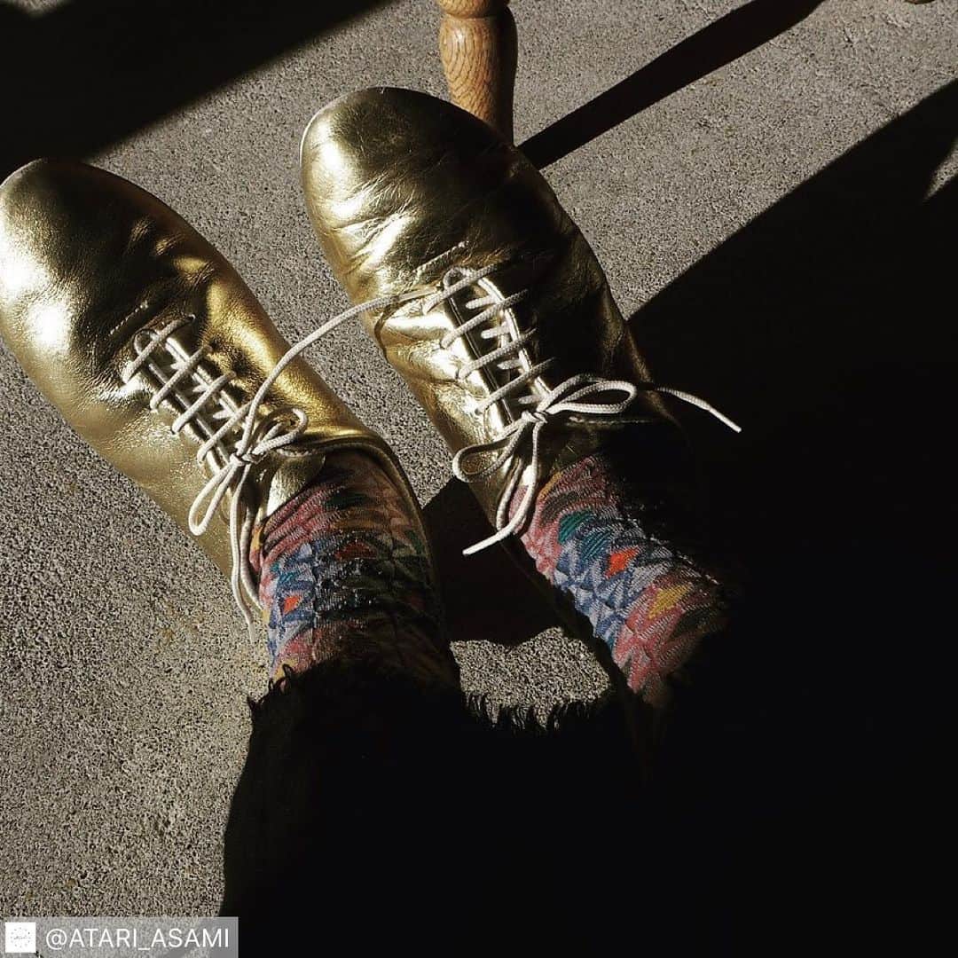 アヤメさんのインスタグラム写真 - (アヤメInstagram)「Gold shoes with #ayamepeople ✨🧦 @atari_asami #Regram #Repost via Ayameの靴下は﻿ シンプルな靴はもちろんですが、﻿ 少し個性的なカラーの靴と合わせても﻿ この馴染みの良さ！﻿ ﻿ 個性と個性がぶつかっても﻿ お互いをひきたてあい、﻿ かつ﻿ 周りのざわめきに﻿ 惑わされないわたしはわたしの道をいく感。﻿ ﻿ #ayame ﻿ #靴下から感じること﻿ #ファッションが教えてくれること﻿ ﻿ #ayamesocks ﻿ #waffleconewoolsocks﻿ ﻿ #ゴールドの靴﻿ #コーディネート ﻿ #atari ﻿ 馴染みの良さ🧦﻿」11月26日 15時37分 - ayame_socks