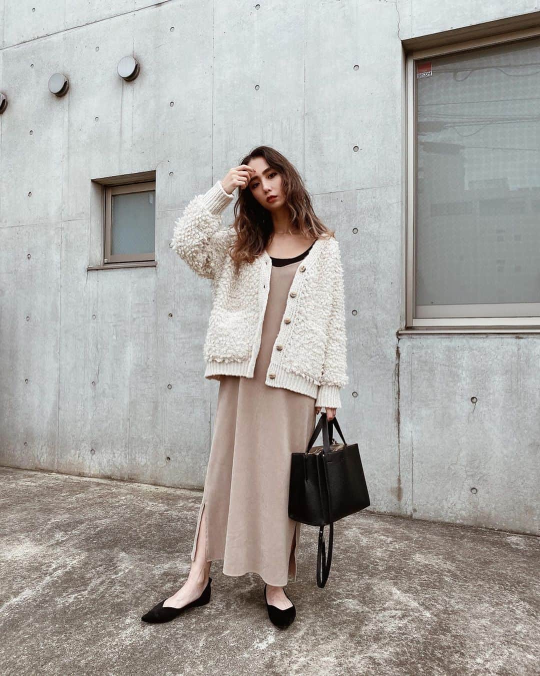 のインスタグラム：「. . 羊みたいな毛足がかわいいニットカーデ🐏 この時期の淡色コーデかわいいよね❤︎ . 今日から12月予約販売にたくさんアイテムが追加されてます！ 中に着てるキャミワンピとシューズは12月発売予定です！ 合わせたぺたんこシューズも中敷のファーが取り外しできる優れものなのです。 . . #ACYM #ootd #outfit #coordinate #ニットカーデ #ベージュコーデ #キャミワンピ」