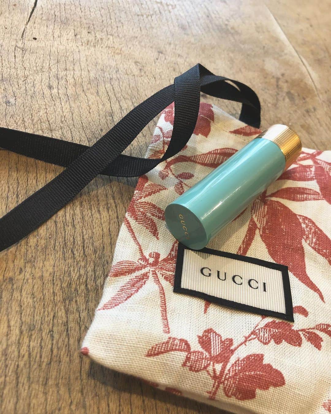 野尻美穂のインスタグラム：「まだ日本未発売のGUCCIのリップ🥰 まさかの無色だけど、かわいいからいいんだぁ😍💕💕 最初ドーバーで見つけたけど、正規店の方が安かったよ！ #miho_paris #GUCCI」