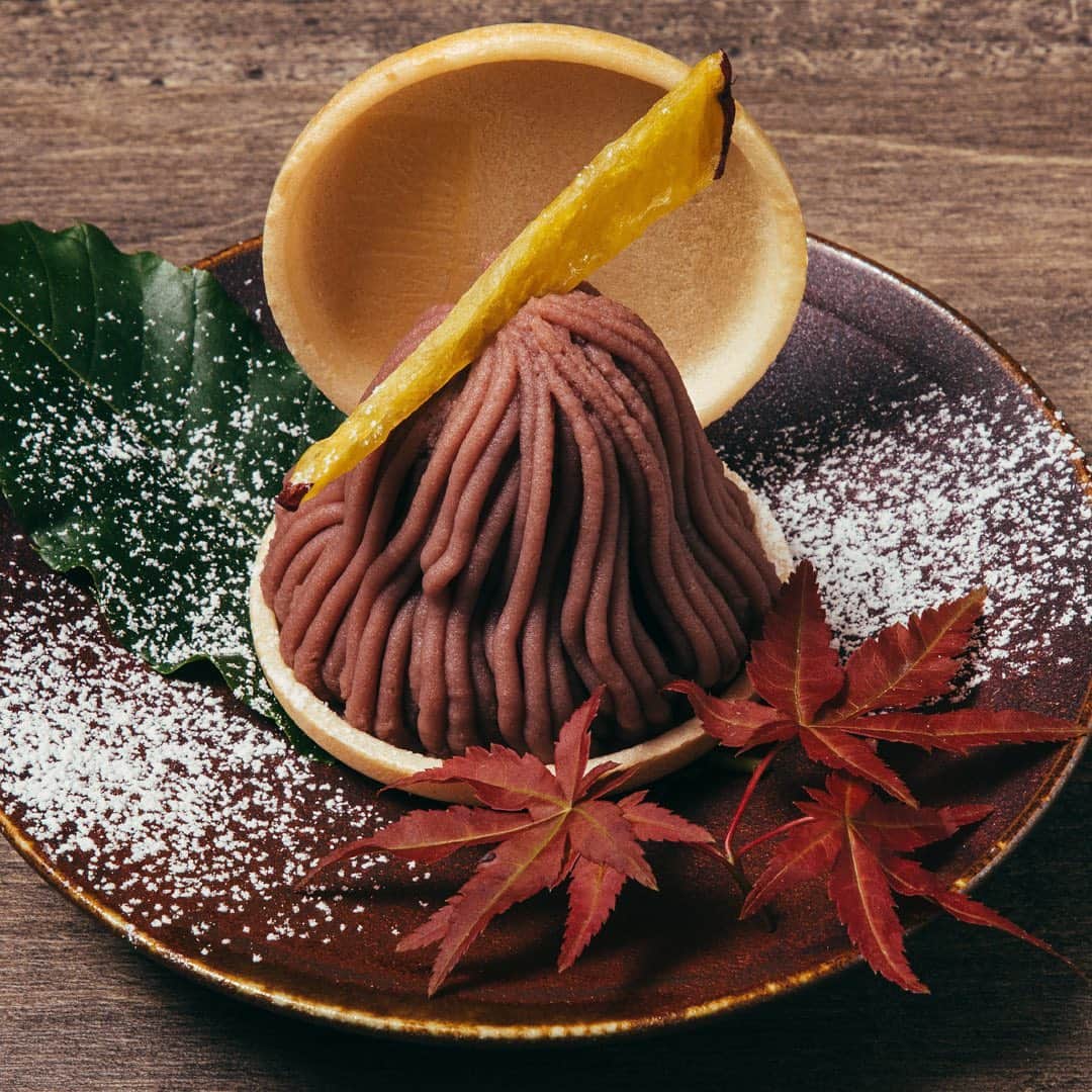 東京カレンダーさんのインスタグラム写真 - (東京カレンダーInstagram)「新メニュー紹介】～うしごろ貫～ 「松茸と特上ロースのしゃぶすき」（※写真1枚目） 人気定番のしゃぶすきを味覚の秋にふさわしい逸品に昇華。華やかな香りがたまらない、秋の味覚の王様“松茸”と炊き込みご飯を厳選サーロインで巻いてご堪能あれ。 . 「紫芋のモンブラン最中」（※写真2枚目） なめらかに裏ごした紫芋をマスカルポーネムースの上にあしらった、軽やかな口当たりの和風モンブラン。見た目も可愛らしい秋冬の甘味を楽しんで。 . 【店舗概要 】 ■うしごろ 貫 恵比寿本店  住所：渋谷区恵比寿南 1-8-1 STM恵比寿ビル 1F  TEL：03-5725-2929 . ■うしごろ 貫 五反田店 住所：品川区西五反田 1-17-1 第2東栄ビル 2F  TEL：03-3490-2929 . 【by東カレ編集部】 #うしごろ #ushigoro #東京カレンダー #東カレ #東カレグルメ #東京グルメ #都内グルメ #tokyocalendar #肉 #肉好き #肉食女子 #ビストロ #ステーキ #foodie #yakiniku #tokyofood #wagyu」11月26日 21時09分 - tokyocalendar