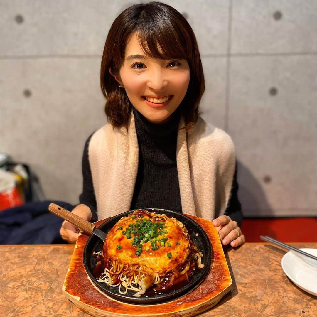 新田朝子さんのインスタグラム写真 - (新田朝子Instagram)「本日、28歳になりました。 お祝いメッセージをいただいた皆さん、ありがとうございました💕 . 好物の粉もん、お好み焼きを食べ、いい(11)風呂(26)の日にちなんでお風呂に入りに来ました♨️温泉でリフレッシュし、日常に感謝しながら、28歳も全力で走ります！！ 今後とも、よろしくお願いします。 . #1126 #いい風呂の日 #28歳 #全力投球 #頑張るぞ #温泉大好き #銭湯 #新田朝子 #フリーアナウンサー #ピラティスインストラクター #gofightwin #birthday」11月26日 21時01分 - asako.nitta