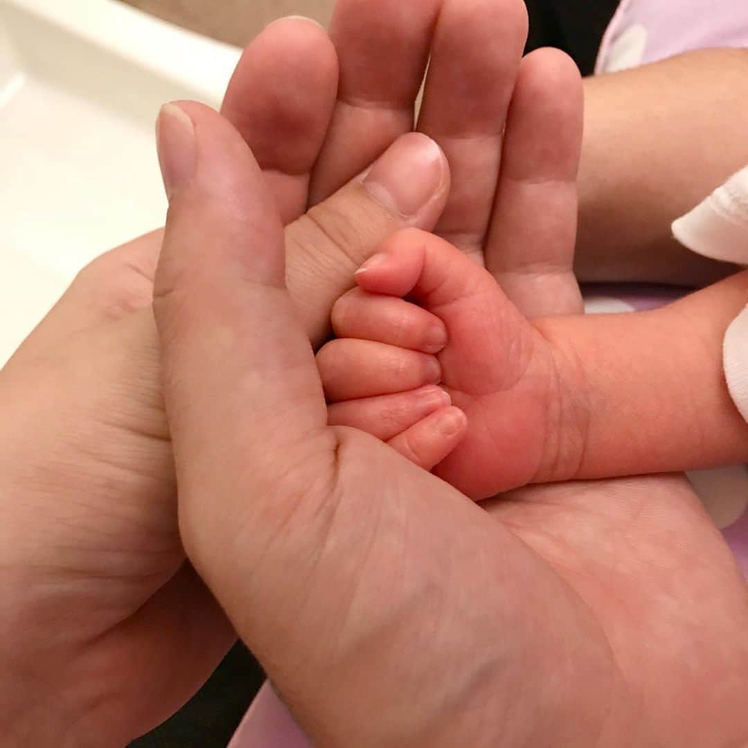 野口綾子さんのインスタグラム写真 - (野口綾子Instagram)「11.22 結婚１年記念日に産まれました👶💕 3295g 元気な男の子です。 . 遅くなりましたが、やっと少し落ち着いたので。 . 赤ちゃんはすこぶる元気健康です！ その替わり、私の恥骨をボキンッガキンッと折って出てきたので、普通に歩けるようになるまで2か月はかかるそう😂 . 恥骨結合離開というそうです。意外なことに、私は骨盤が普通の人より狭いんだそう(逆に大きいと思っていたのに…) でもそのお陰で、息子くんは元気に引っ張り出してもらえました！  もうあとは治るだけなので、とっても気楽です👍 こんなに可愛い子に出会えるなら、私の恥骨の一個や二個折れていーやと思える程、かわいいです😍 . #出産　#高齢出産 #恥骨結合離開  #息子 #鉗子分娩　#赤ちゃん #全治2ヶ月 #骨折 #無痛分娩　 #男の子ベビー #男の子ママ #男の子  #親バカ部ig_baby  #親バカ部 　#0歳　#新米ママ　#ベビー　#成長記録　#育児記録　#息子　#乳児 #赤ちゃん #赤ちゃん写真 #こそだてぐらむ #赤ちゃんのいる生活」11月26日 21時02分 - ayako__n