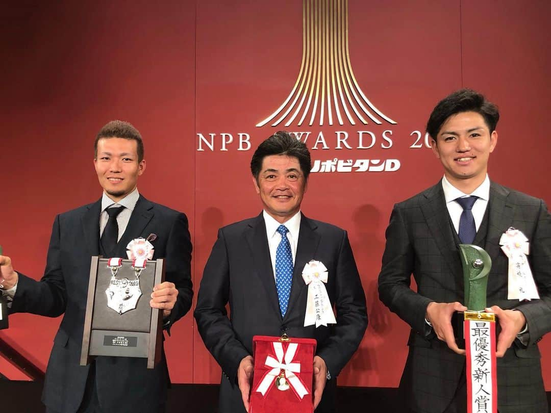 福岡ソフトバンクホークスさんのインスタグラム写真 - (福岡ソフトバンクホークスInstagram)「#npbawards2019 #正力松太郎賞#工藤公康 #最多三振奪取投手賞#ベストナイン#千賀滉大 #ベストナイン#デスパイネ #最優秀新人賞#高橋礼 #ノーヒットノーラン#コンビ #中日ドラゴンズ#大野雄大 投手 #ウエスタンリーグ最優秀防御率投手賞#勝率第一位投手賞#中田賢一 #ウエスタンリーグ最多盗塁賞#殊勲賞#真砂勇介 #ウエスタンリーグ優秀選手賞#努力賞#ビッグホープ賞#田城飛翔 #softbankhawks #ホークス #奪sh」11月26日 21時04分 - softbankhawks_official