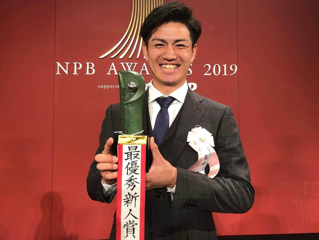 福岡ソフトバンクホークスさんのインスタグラム写真 - (福岡ソフトバンクホークスInstagram)「#npbawards2019 #正力松太郎賞#工藤公康 #最多三振奪取投手賞#ベストナイン#千賀滉大 #ベストナイン#デスパイネ #最優秀新人賞#高橋礼 #ノーヒットノーラン#コンビ #中日ドラゴンズ#大野雄大 投手 #ウエスタンリーグ最優秀防御率投手賞#勝率第一位投手賞#中田賢一 #ウエスタンリーグ最多盗塁賞#殊勲賞#真砂勇介 #ウエスタンリーグ優秀選手賞#努力賞#ビッグホープ賞#田城飛翔 #softbankhawks #ホークス #奪sh」11月26日 21時04分 - softbankhawks_official