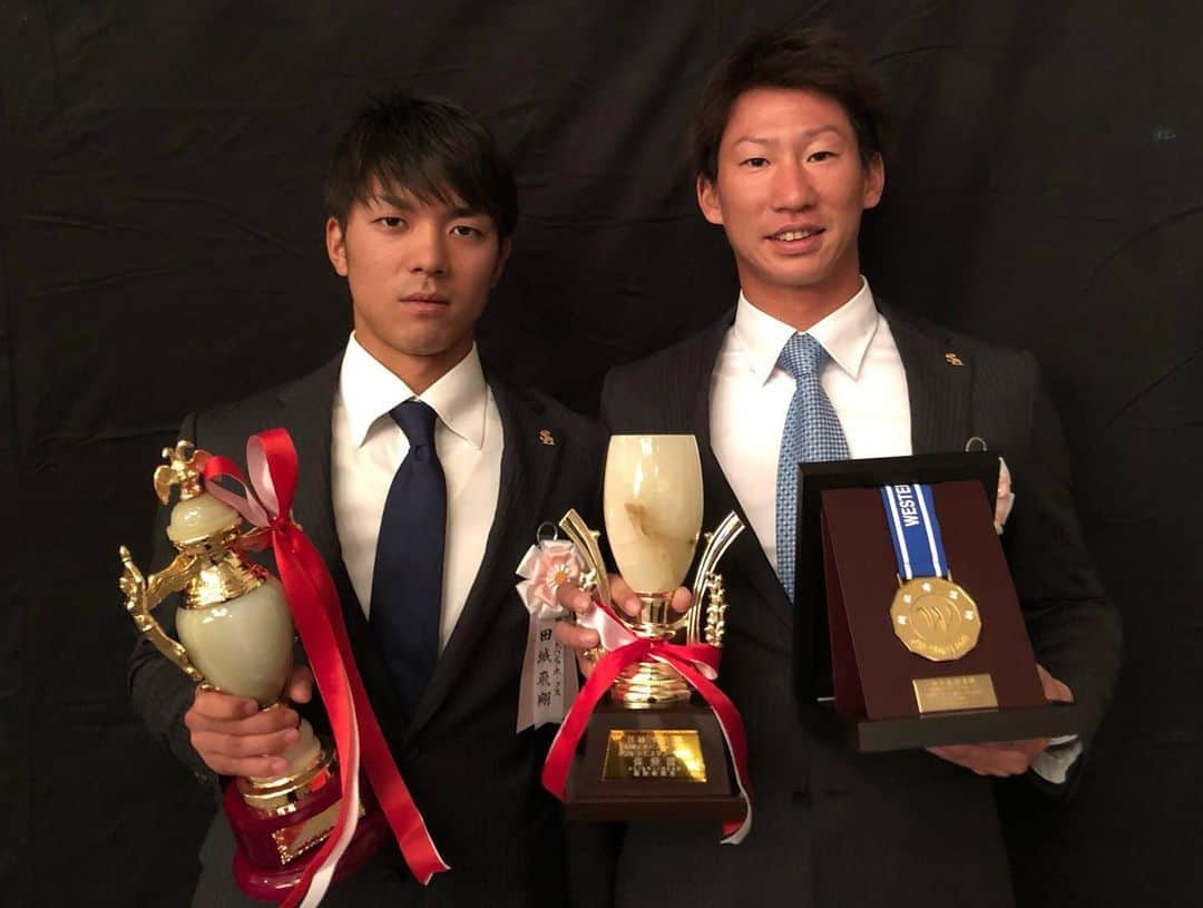 福岡ソフトバンクホークスさんのインスタグラム写真 - (福岡ソフトバンクホークスInstagram)「#npbawards2019 #正力松太郎賞#工藤公康 #最多三振奪取投手賞#ベストナイン#千賀滉大 #ベストナイン#デスパイネ #最優秀新人賞#高橋礼 #ノーヒットノーラン#コンビ #中日ドラゴンズ#大野雄大 投手 #ウエスタンリーグ最優秀防御率投手賞#勝率第一位投手賞#中田賢一 #ウエスタンリーグ最多盗塁賞#殊勲賞#真砂勇介 #ウエスタンリーグ優秀選手賞#努力賞#ビッグホープ賞#田城飛翔 #softbankhawks #ホークス #奪sh」11月26日 21時04分 - softbankhawks_official