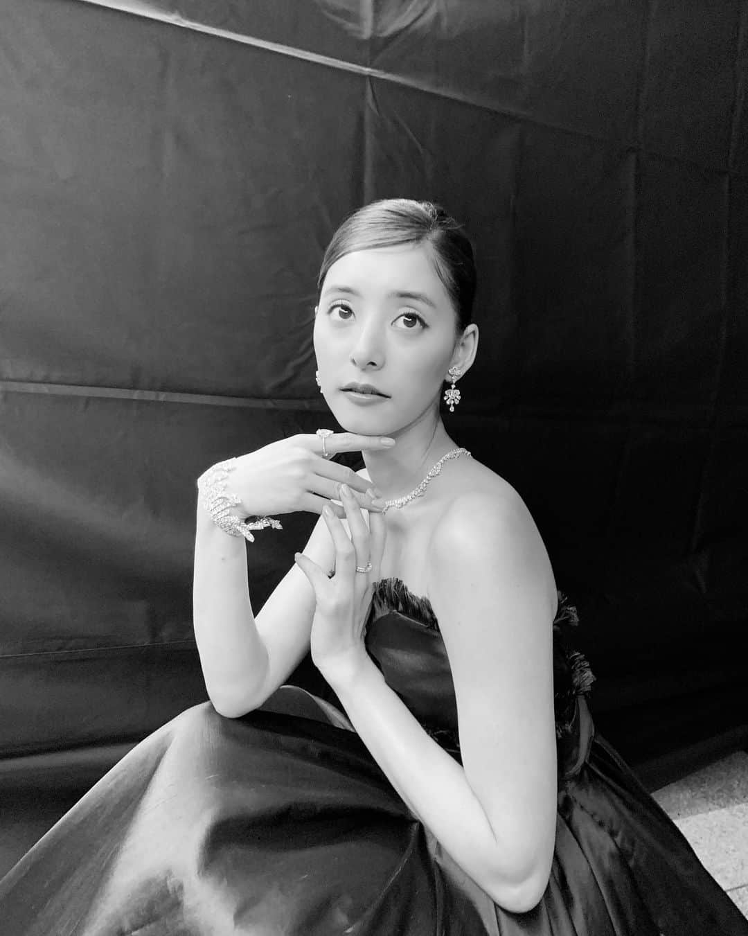 新木優子さんのインスタグラム写真 - (新木優子Instagram)「素敵なヘアメイクに衣装とjewelry♡ とっても素敵な点灯式になりました☺️ でも本当に寒かったので皆さまいらっしゃる時はぜひ暖かくして来てくださいね🥰  hair&make @tomoe___nakayama  stylist @stylist_kumisaito_」11月26日 21時06分 - yuuuuukko_