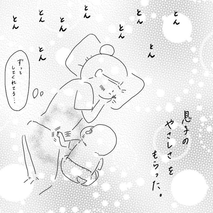 ママリさんのインスタグラム写真 - (ママリInstagram)「こういうとき、なぜか自然と涙が出ちゃう😥ありがとう、だいすき、を伝えたくなる😥💓 #ママリ絵日記⠀﻿⁠⁠ ⁠　⁠ ⁠====⠀﻿⁠ .﻿⁠ ⁠ ※投稿内容にちょっと日本語変な部分あるけどスルーしてね🙂🤫笑 ・ この日の夜、ゆーくんは、秒で寝た。 ・ ちなみに翌日の寝かしつけは いつもの倍の時間かかった(笑) しんどかった(･∀･)☆ｱﾊﾊ ・ いろんな日があるよねー！🐏💤 ・ やさしくて小さなおててに感謝。 ⁠. ⁠ ====⁠ ⁠ ⁠ @honyararayui　さん、素敵な投稿ありがとうございました✨⠀﻿⁠ ⁠ ⁠ ⁠⌒⌒⌒⌒⌒⌒⌒⌒⌒⌒⌒⌒⌒⌒⌒⌒*⁣⠀﻿⁠ みんなのおすすめアイテム教えて ​⠀﻿⁠ #ママリ口コミ大賞 ​⁣⠀﻿⁠ ⠀﻿⁠ ⁣新米ママの毎日は初めてのことだらけ！⁣⁣⠀﻿⁠ その1つが、買い物。 ⁣⁣⠀﻿⁠ ⁣⁣⠀﻿⁠ 「家族のために後悔しない選択をしたい…」 ⁣⁣⠀﻿⁠ ⁣⁣⠀﻿⁠ そんなママさんのために、⁣⁣⠀﻿⁠ ＼子育てで役立った！／ ⁣⁣⠀﻿⁠ ⁣⁣⠀﻿⁠ あなたのおすすめグッズ教えてください ​ ​ ⁣⁣⠀﻿⁠ ⠀﻿⁠ 【応募方法】⠀﻿⁠ #ママリ口コミ大賞 をつけて、⠀﻿⁠ アイテム・サービスの口コミを投稿！⠀﻿⁠ ⁣⁣⠀﻿⁠ (例)⠀﻿⁠ 「このママバッグは神だった」⁣⁣⠀﻿⁠ 「これで寝かしつけ助かった！」⠀﻿⁠ ⠀﻿⁠ あなたのおすすめ、お待ちしてます ​⠀﻿⁠ ⁣⠀⠀﻿⁠ .⠀⠀⠀⠀⠀⠀⠀⠀⠀⠀⁠ ＊＊＊＊＊＊＊＊＊＊＊＊＊＊＊＊＊＊＊＊＊⁠ 💫先輩ママに聞きたいことありませんか？💫⠀⠀⠀⠀⠀⠀⠀⁠ .⠀⠀⠀⠀⠀⠀⠀⠀⠀⁠ 「悪阻っていつまでつづくの？」⠀⠀⠀⠀⠀⠀⠀⠀⠀⠀⁠ 「妊娠から出産までにかかる費用は？」⠀⠀⠀⠀⠀⠀⠀⠀⠀⠀⁠ 「陣痛・出産エピソードを教えてほしい！」⠀⠀⠀⠀⠀⠀⠀⠀⠀⠀⁠ .⠀⠀⠀⠀⠀⠀⠀⠀⠀⁠ あなたの回答が、誰かの支えになる。⠀⠀⠀⠀⠀⠀⠀⠀⠀⠀⁠ .⠀⠀⠀⠀⠀⠀⠀⠀⠀⁠ 女性限定匿名Q&Aアプリ「ママリ」は @mamari_official のURLからDL✨⠀⠀⠀⠀⠀⠀⠀⠀⠀⠀⠀⠀⠀⠀⠀⠀⠀⠀⠀⠀⠀⠀⠀⠀⠀⠀⠀⁠ 👶🏻　💐　👶🏻　💐　👶🏻 💐　👶🏻 💐﻿⁠ .⠀⠀⠀⠀⠀⠀⠀⠀⠀⠀⠀⠀⠀⠀⠀⠀⠀⠀⠀⠀⠀⠀⠀⠀⁣⠀﻿⁠ ⁠ ⁠#ママリ⁠ #育児日記 #育児漫画 #コミックエッセイ #イラストエッセイ #イラスト #子育て #育児絵日記 #絵日記 #エッセイ漫画 #子育て漫画 #子育て記録 #子連れ #子育てあるある #育児あるある #産後 #赤ちゃん #漫画 #マンガ #ママあるある #コミック⁠ #0歳 #1歳 ⁠#ワンオペ育児⁣⁠ #おやすみ #寝かしつけ #育児疲れ」11月26日 21時07分 - mamari_official