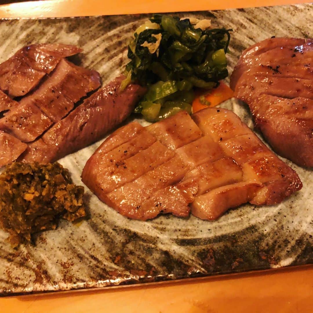 世手子さんのインスタグラム写真 - (世手子Instagram)「Blackthroat seaperch shabu-shabu（^人^） Hot pot food is very healthy and seafood is safe against gestational diabetes(=^▽^)σ Everybody's comments thanks(´∀｀) Everyday wonderful(ᵔᴥᵔ) https://item.woomy.me/c/80478 @uomasuhanare #魚枡はなれ にけいちゃんと行ってきたよ(*´꒳`*) 最近よく #巣鴨グルメ いってるねーん♪(´ε｀ ) #魚介鍋 にハマっているっっ 野菜たっぷりで #妊娠糖尿病 でも安心して食べられる(^_^) どうやら私の #血糖値コントロール は #プリン体 はokな体質みたいっっ #魚枡 はなれの店内の雰囲気は馴染みやすく可愛いかった|(￣3￣)| ご近所さんが集まるのどかな居酒屋さんでした！ お通しが #手作り豆腐 と珍しいっっ とても優しいお味でしたっっ 淡路島玉ねぎの魚枡ドレッシングの シンプル野菜サラダも野菜たっぷりうれしい😃 この日は #のどぐろのしゃぶしゃぶ いただきました(^-^)v #厚切り牛タン 炭火焼も葉唐辛子がいいアクセントだしてました★ #しいたけの炭火焼き も肉厚たっぷり(^^) 牡蠣の昆布ホイル焼きもあったまりました  シメは名物 #焼きうにぎり も最高でしたっっ また、お出かけしたい❤️ 巣鴨駅で検索٩(^‿^)۶ Casting by @woomy.restaurant」11月26日 15時38分 - rojide