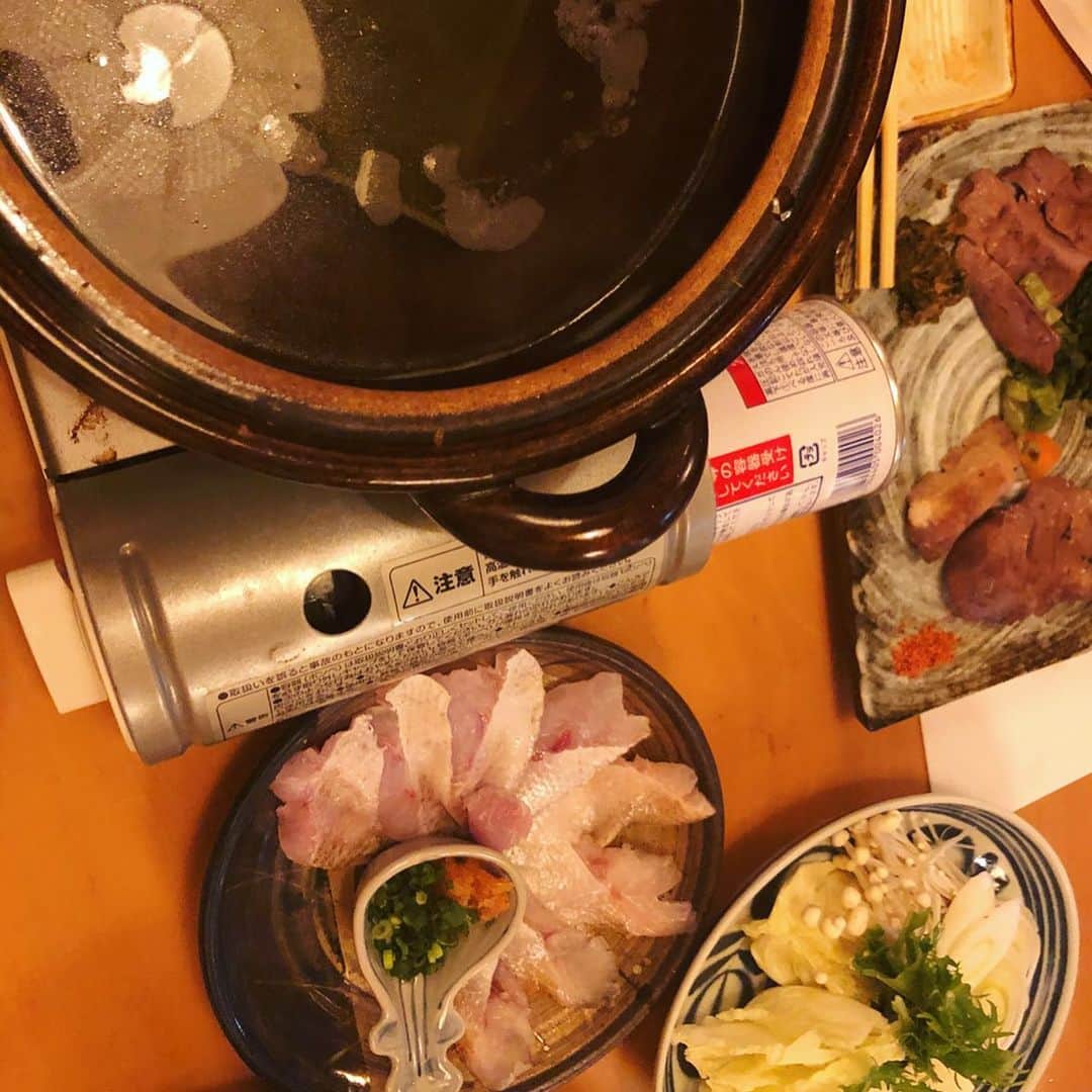 世手子さんのインスタグラム写真 - (世手子Instagram)「Blackthroat seaperch shabu-shabu（^人^） Hot pot food is very healthy and seafood is safe against gestational diabetes(=^▽^)σ Everybody's comments thanks(´∀｀) Everyday wonderful(ᵔᴥᵔ) https://item.woomy.me/c/80478 @uomasuhanare #魚枡はなれ にけいちゃんと行ってきたよ(*´꒳`*) 最近よく #巣鴨グルメ いってるねーん♪(´ε｀ ) #魚介鍋 にハマっているっっ 野菜たっぷりで #妊娠糖尿病 でも安心して食べられる(^_^) どうやら私の #血糖値コントロール は #プリン体 はokな体質みたいっっ #魚枡 はなれの店内の雰囲気は馴染みやすく可愛いかった|(￣3￣)| ご近所さんが集まるのどかな居酒屋さんでした！ お通しが #手作り豆腐 と珍しいっっ とても優しいお味でしたっっ 淡路島玉ねぎの魚枡ドレッシングの シンプル野菜サラダも野菜たっぷりうれしい😃 この日は #のどぐろのしゃぶしゃぶ いただきました(^-^)v #厚切り牛タン 炭火焼も葉唐辛子がいいアクセントだしてました★ #しいたけの炭火焼き も肉厚たっぷり(^^) 牡蠣の昆布ホイル焼きもあったまりました  シメは名物 #焼きうにぎり も最高でしたっっ また、お出かけしたい❤️ 巣鴨駅で検索٩(^‿^)۶ Casting by @woomy.restaurant」11月26日 15時38分 - rojide