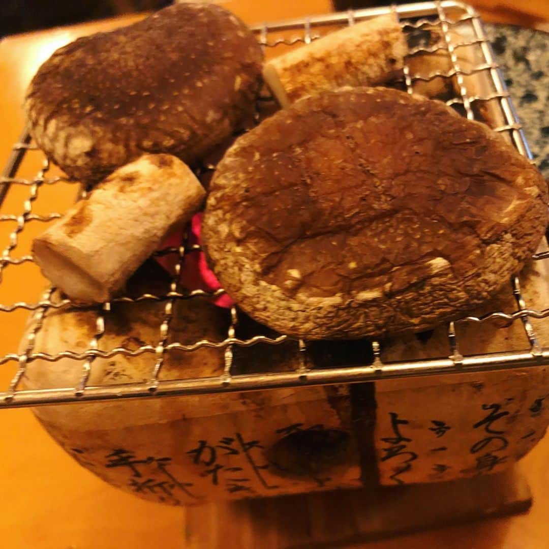 世手子さんのインスタグラム写真 - (世手子Instagram)「Blackthroat seaperch shabu-shabu（^人^） Hot pot food is very healthy and seafood is safe against gestational diabetes(=^▽^)σ Everybody's comments thanks(´∀｀) Everyday wonderful(ᵔᴥᵔ) https://item.woomy.me/c/80478 @uomasuhanare #魚枡はなれ にけいちゃんと行ってきたよ(*´꒳`*) 最近よく #巣鴨グルメ いってるねーん♪(´ε｀ ) #魚介鍋 にハマっているっっ 野菜たっぷりで #妊娠糖尿病 でも安心して食べられる(^_^) どうやら私の #血糖値コントロール は #プリン体 はokな体質みたいっっ #魚枡 はなれの店内の雰囲気は馴染みやすく可愛いかった|(￣3￣)| ご近所さんが集まるのどかな居酒屋さんでした！ お通しが #手作り豆腐 と珍しいっっ とても優しいお味でしたっっ 淡路島玉ねぎの魚枡ドレッシングの シンプル野菜サラダも野菜たっぷりうれしい😃 この日は #のどぐろのしゃぶしゃぶ いただきました(^-^)v #厚切り牛タン 炭火焼も葉唐辛子がいいアクセントだしてました★ #しいたけの炭火焼き も肉厚たっぷり(^^) 牡蠣の昆布ホイル焼きもあったまりました  シメは名物 #焼きうにぎり も最高でしたっっ また、お出かけしたい❤️ 巣鴨駅で検索٩(^‿^)۶ Casting by @woomy.restaurant」11月26日 15時38分 - rojide
