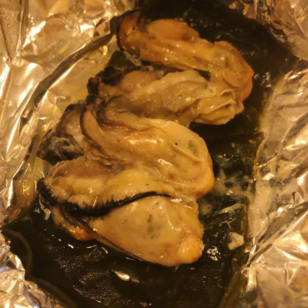 世手子さんのインスタグラム写真 - (世手子Instagram)「Blackthroat seaperch shabu-shabu（^人^） Hot pot food is very healthy and seafood is safe against gestational diabetes(=^▽^)σ Everybody's comments thanks(´∀｀) Everyday wonderful(ᵔᴥᵔ) https://item.woomy.me/c/80478 @uomasuhanare #魚枡はなれ にけいちゃんと行ってきたよ(*´꒳`*) 最近よく #巣鴨グルメ いってるねーん♪(´ε｀ ) #魚介鍋 にハマっているっっ 野菜たっぷりで #妊娠糖尿病 でも安心して食べられる(^_^) どうやら私の #血糖値コントロール は #プリン体 はokな体質みたいっっ #魚枡 はなれの店内の雰囲気は馴染みやすく可愛いかった|(￣3￣)| ご近所さんが集まるのどかな居酒屋さんでした！ お通しが #手作り豆腐 と珍しいっっ とても優しいお味でしたっっ 淡路島玉ねぎの魚枡ドレッシングの シンプル野菜サラダも野菜たっぷりうれしい😃 この日は #のどぐろのしゃぶしゃぶ いただきました(^-^)v #厚切り牛タン 炭火焼も葉唐辛子がいいアクセントだしてました★ #しいたけの炭火焼き も肉厚たっぷり(^^) 牡蠣の昆布ホイル焼きもあったまりました  シメは名物 #焼きうにぎり も最高でしたっっ また、お出かけしたい❤️ 巣鴨駅で検索٩(^‿^)۶ Casting by @woomy.restaurant」11月26日 15時38分 - rojide