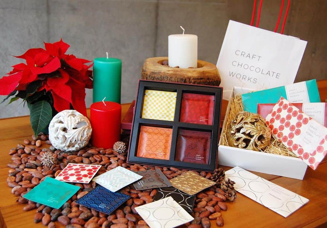 CRAFT CHOCOLATE WORKSさんのインスタグラム写真 - (CRAFT CHOCOLATE WORKSInstagram)「. クリスマスが近づいてきました。 お店も少しクリスマス仕様。 . .  #craftchocolateworks #クラフトチョコレートワークス #クラフトチョコレート #ビーントゥバー #チョコレート #craftchocolate #beantobar  #japan made #tokyo #東京 #世田谷区 #三宿 #三軒茶屋 #池尻大橋 #世田谷公園 #渋谷 #からバスで10分」11月26日 15時39分 - craft_chocolate_works