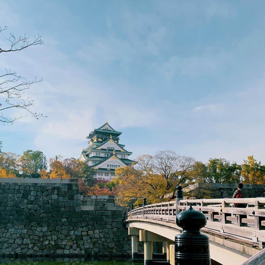 Courtyard Shin-Osaka St Courtyard by Marriott Shin-Osaka Stationさんのインスタグラム写真 - (Courtyard Shin-Osaka St Courtyard by Marriott Shin-Osaka StationInstagram)「【大阪の紅葉🍁】﻿ 大阪城の木々も色づき、大阪はすっかり紅葉狩りの季節です。﻿ コートヤード・バイ・マリオット新大阪ステーションから大阪城🏯は電車で約20分🚃﻿ ぜひ訪れてみてください💁‍♀️﻿ ﻿ The leaves are turning red and yellow.﻿ Make sure to pay a visit to one of Japan's top castles, Osaka Castle, which was built in 1583. 🏯﻿ It takes 20 minutes by train from our hotel.﻿ ﻿ —————————————————————﻿ #cyosaka #courtyardmarriott #コートヤードバイマリオット新大阪ステーション #marriott #秋の紅葉 #紅葉 #大阪城 #Osakacastle #visitosaka #sky ﻿ —————————————————————﻿」11月26日 15時44分 - cyosaka