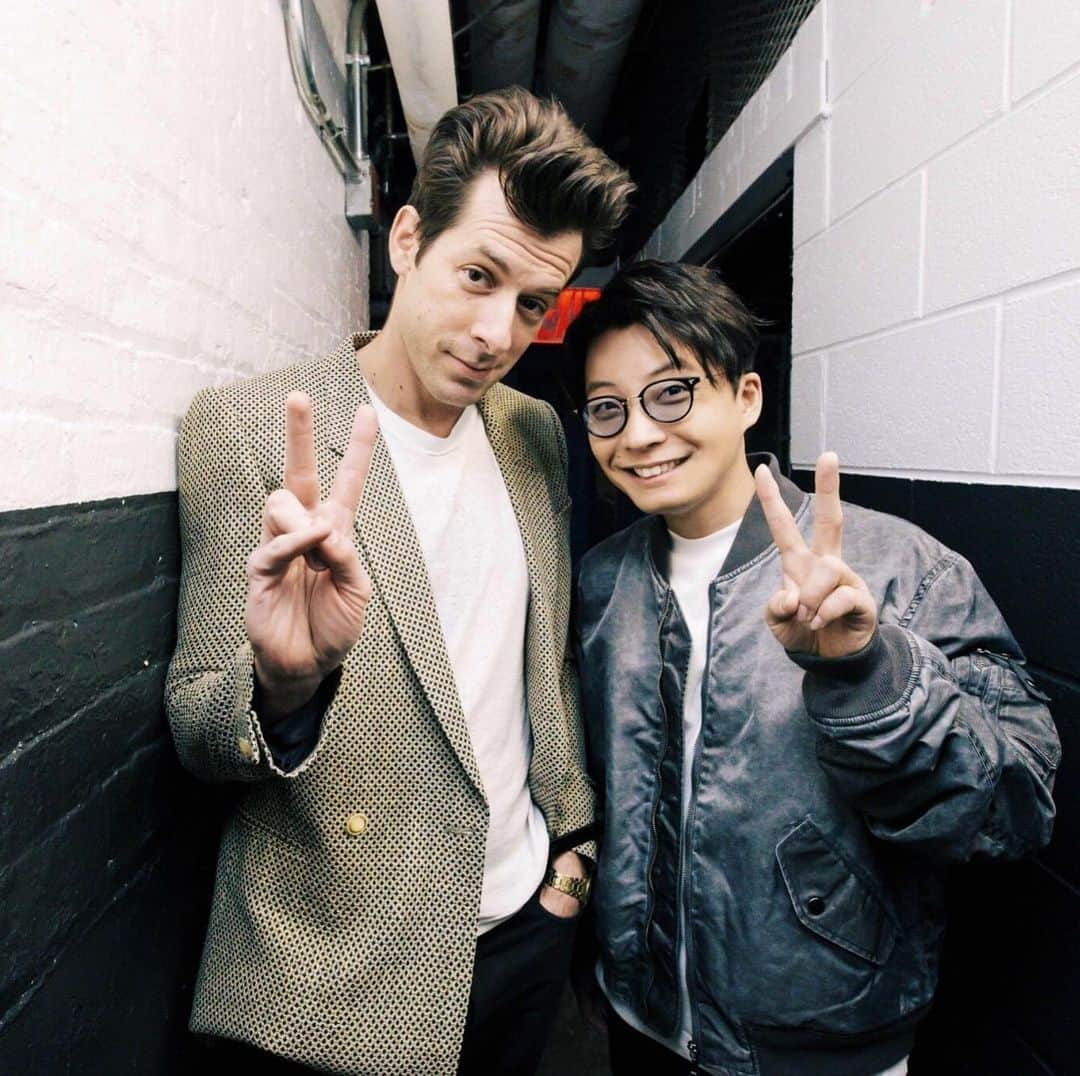 星野源さんのインスタグラム写真 - (星野源Instagram)「New York show complete! 最高だった！ I love you, Mark!  Photo by @fujiitaku  #Genhoshino #MarkRonson #PopvirusWorldTour #星野源」11月26日 15時49分 - iamgenhoshino