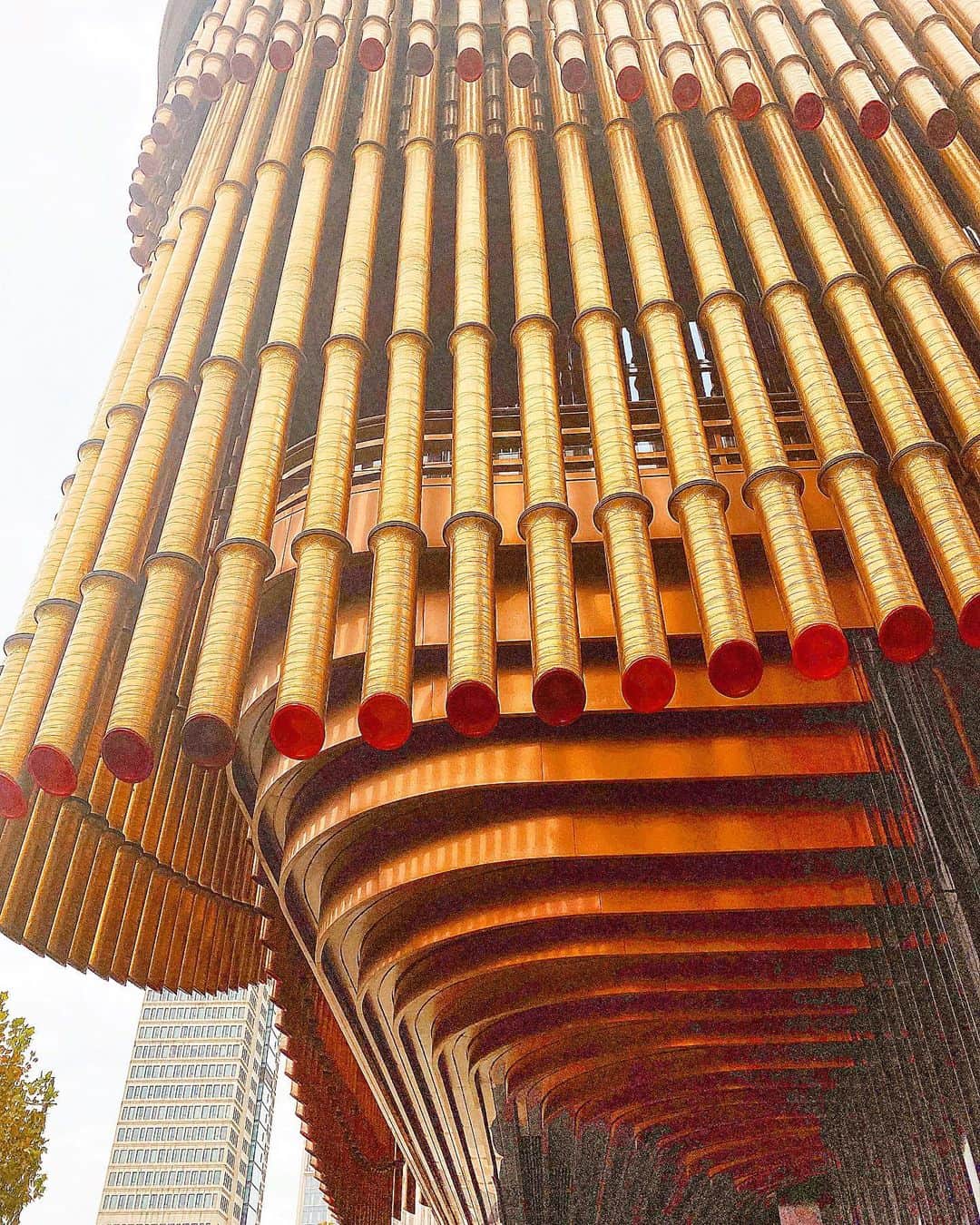 のインスタグラム：「gold&red💋 beautiful art center in shanghai. . . #akikiinshanghai  #fosunfoundation #shanghai#thebund#bund #上海#复星艺术中心#外灘」
