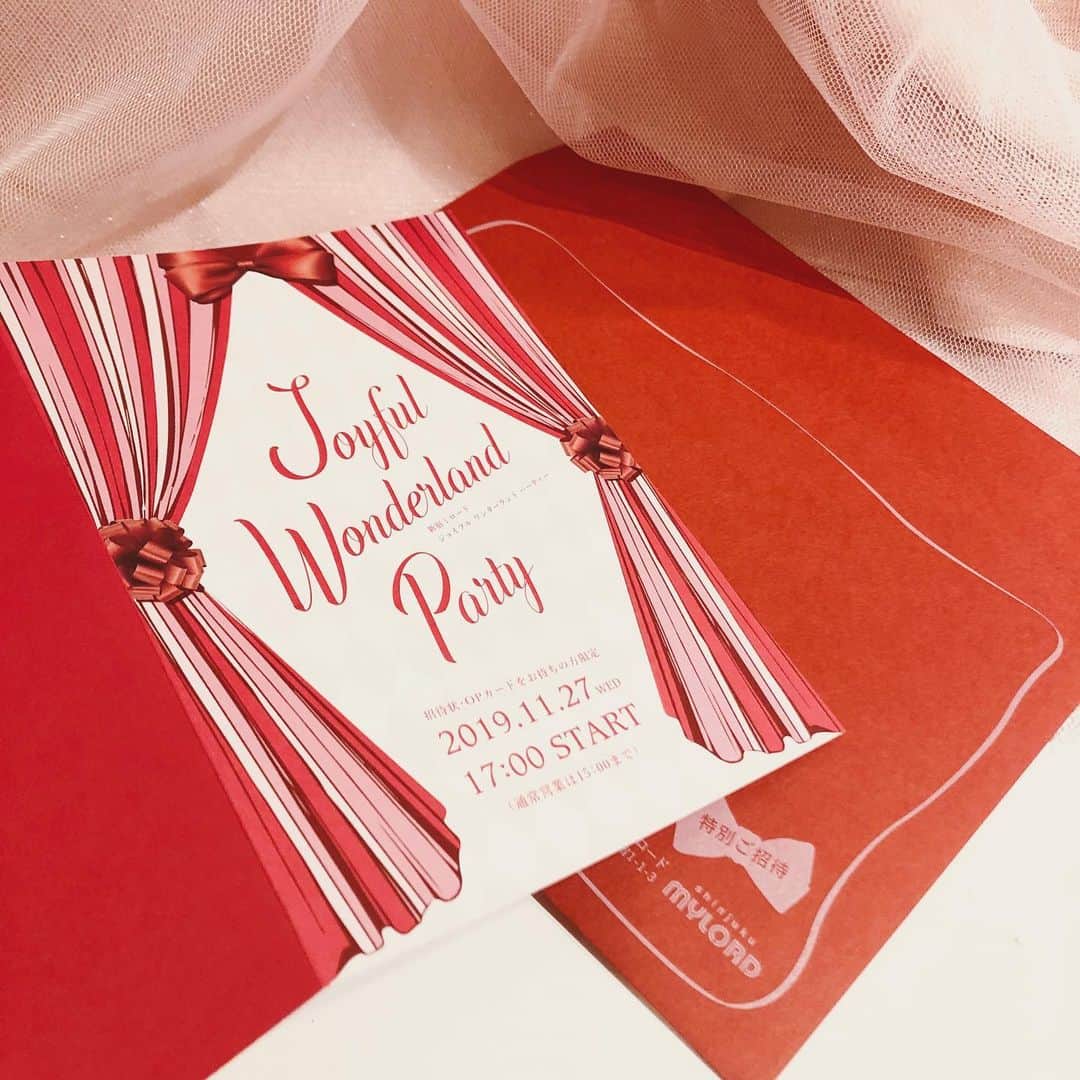 Bon mercerie_ボンメルスリー公式さんのインスタグラム写真 - (Bon mercerie_ボンメルスリー公式Instagram)「［ joyful wonderland partyのお知らせ］﻿ ﻿ "joyful wonderland party"﻿ 2019.11.27 wed﻿ 17:00〜21:00﻿ ﻿ 明日に迫ったjoyful wonderland party🤗💕✨💕✨﻿ ﻿ 新宿ミロード店では、joyfulwonderlandpartyで発売開始のラメチュールスカートや、お得な事がいっぱいです！﻿ マジカルタイムではあんなことが👀⁉️﻿ ﻿ ・新宿ミロード限定カラー ピンク﻿ キラキラチュールスカート / 通常カラーはオフホワイト.グレー﻿ ¥10.000+tax﻿ （36.38サイズ）﻿ ﻿ ﻿ ﻿ ＊＊＊＊＊﻿ ﻿ パーティーでは、下記のいずれかが必要になります。﻿ ⇨ OPカード、招待状、お友達招待チケット、LINE抽選当選画面をお持ちの方﻿ 詳しくは店頭スタッフまでお気軽にお問い合わせ下さいませ。﻿ ﻿ ⚠️通常営業時間は11:00〜15:00﻿ joyful wonderland partyは17:00〜21:00﻿ （15:00〜17:00は営業しておりません）﻿ お間違えないようにお越しくださいませ。。。﻿ ﻿ ﻿ 一夜限定の特別招待制イベント🎀✨✨﻿ おしゃれの魔法にかかった新宿ミロードで﻿ 皆様のご来店を心よりお待ちしております。。。﻿ ﻿ .﻿ ﻿ ボンメルスリードアナトリエ﻿ 新宿ミロード店﻿ 03-3349-5657﻿ ﻿ ﻿ #新宿ミロード #ボンメルスリー #bonmercerie de anatelier  #anatelier  #joyfulwonderlandparty #ジョイフルワンダーランドパーティー #チュールスカート #ラメ入り #限定商品 #limited #ピンク #ピンクチュールスカート」11月26日 15時56分 - anatelier_shinjukumylord