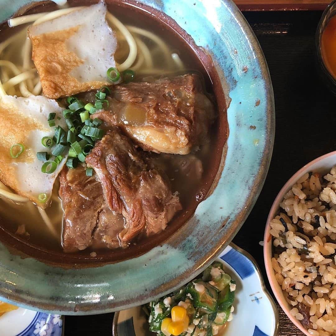 Be.okinawaさんのインスタグラム写真 - (Be.okinawaInstagram)「Stewed pork spare ribs and noodles. Once you've tasted Soki soba in Okinawa, you'll definitely want to come back for more! 📷:@boozytomy  #sokisoba #okinawafood #排骨蕎麥麵 #沖繩料理 #소키소바 #오키나와요리 #ソーキそば #沖縄そば #沖縄料理 #localfood #beokinawa #visitokinawa」11月26日 15時57分 - visitokinawajapan