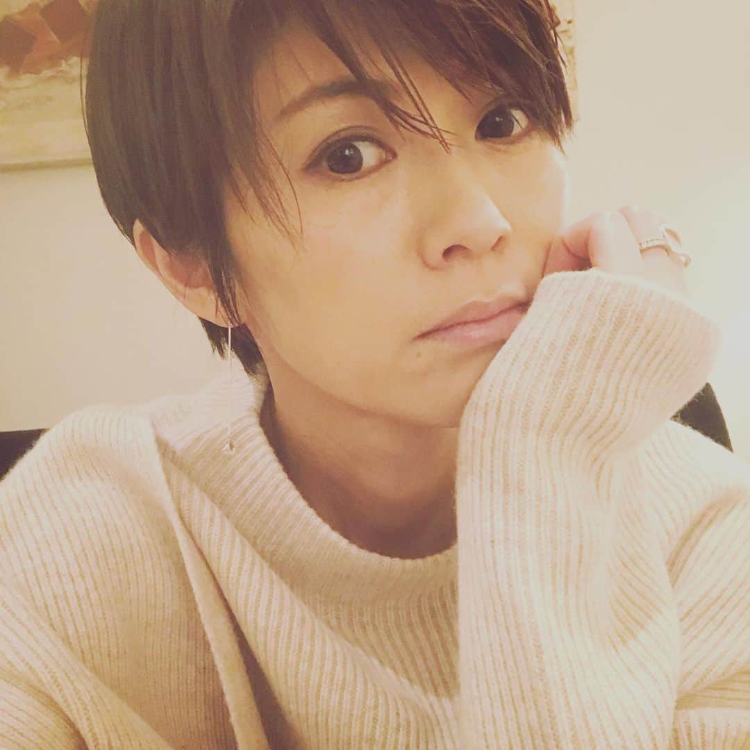 畑野ひろ子のインスタグラム：「ニットの季節に。 @aquagirl_official のセットアップニットは、撮影で一目惚れでゲット😆」