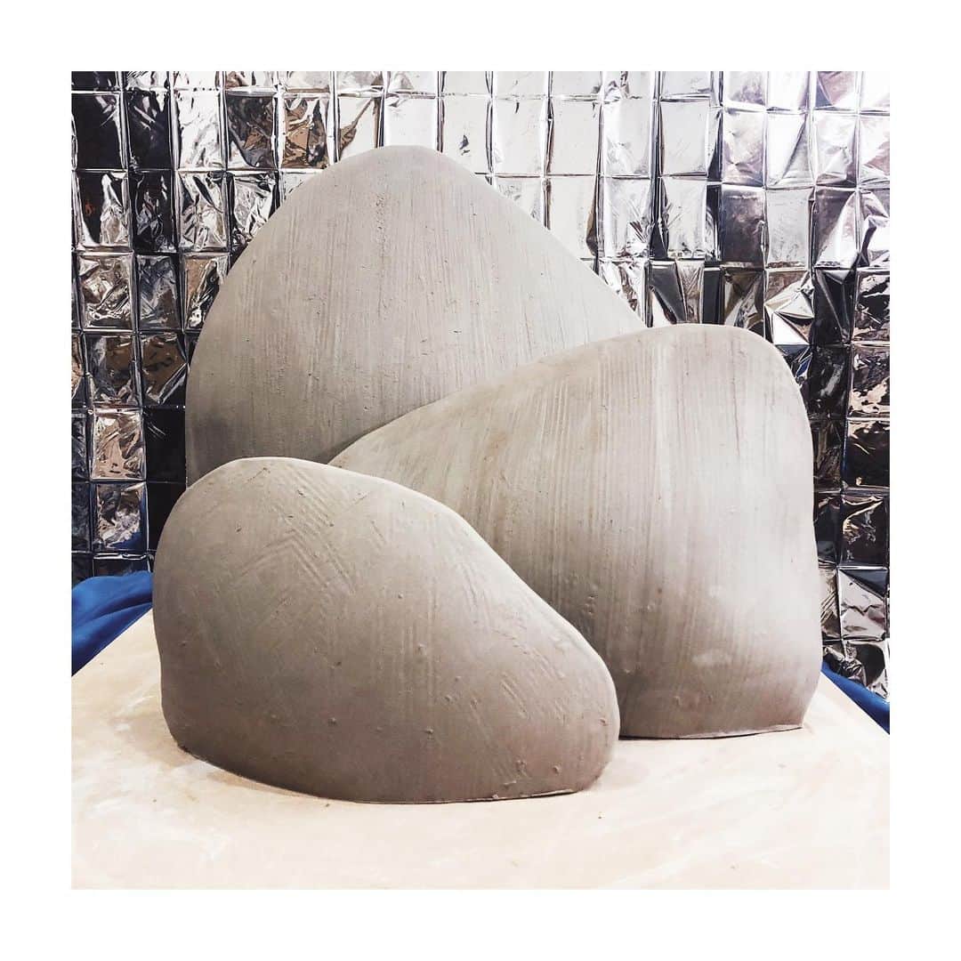 のインスタグラム：「A new master piece is born /// /// A star is born  #lamp #enorme #ceramics #sculpture #art #studio #clay #slabpottery #fat #youpi #handbuiltceramics  A good piece for the proper ( ͡° ͜ʖ ͡°) @kellywearstler @properhotels」