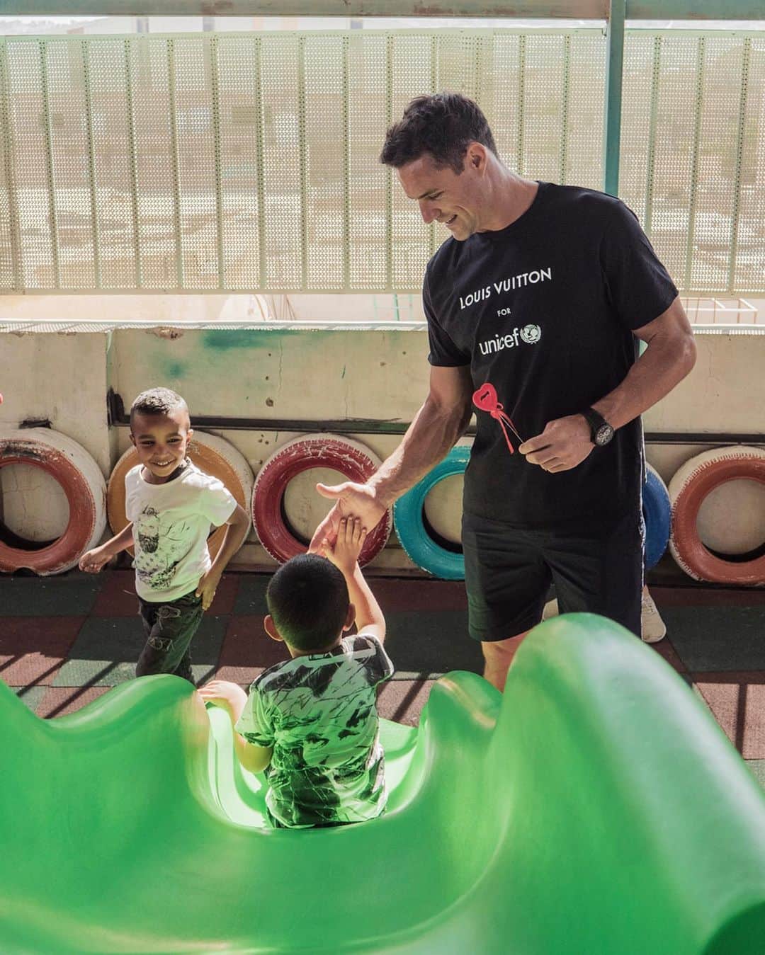 ダニエル・カーターさんのインスタグラム写真 - (ダニエル・カーターInstagram)「Some more great moments from the #Zaatari refugee camp in Jordan @unicef @louisvuitton. Please click the link in my bio to visit the UNICEF donation page. Every child deserves a fair chance in life. #makeapromise #ForEveryChild #LVforUNICEF」11月26日 16時05分 - dancarter_