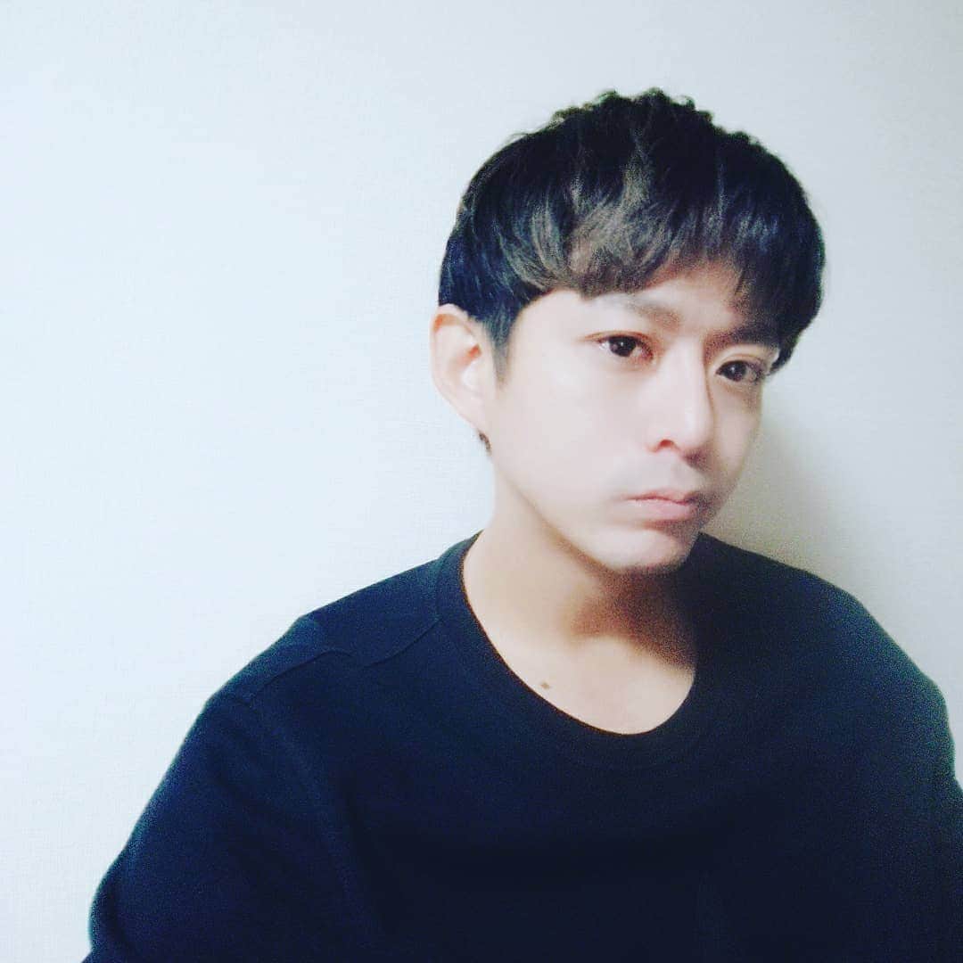 末野卓磨さんのインスタグラム写真 - (末野卓磨Instagram)「髪を切ってきたのだ。  後日黒くするのだ。」11月26日 16時12分 - takuma_sueno