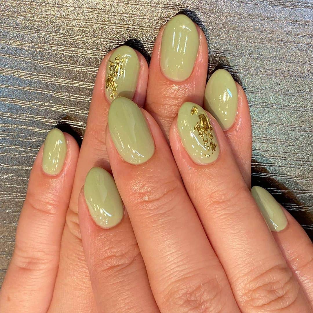 太陽チャンネルのインスタグラム：「. ピスタチオネイル💅🏼 @canaan_tottori  ピスタチオカラー作ってくれたよー🥰💕超可愛い😍💕まつエクもいつも通り🦄左のまつげが元気ないらしいのでまつ育がんばります🎀 今日は推しについて語りました🦄 楽しかったありがとーう♡  #ピスタチオネイル #ジェルネイル #まつエク」