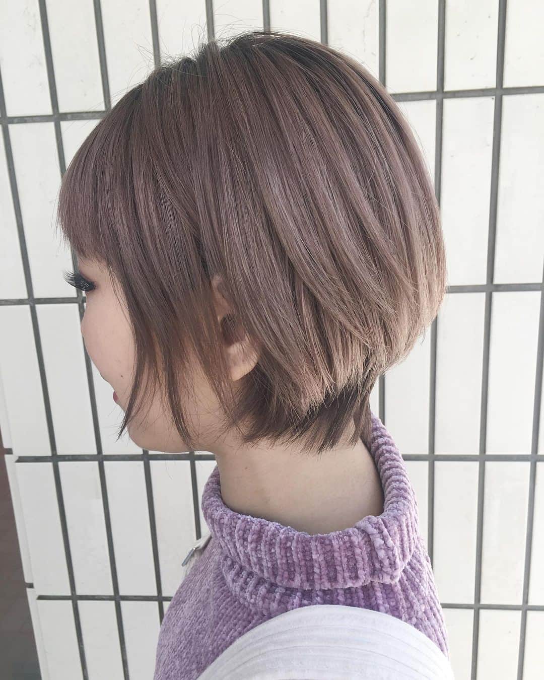 大石亜里紗のインスタグラム：「ミルクティーラベージュ . 【ブリーチ1~2回】 . 自然な透明感にあふれたカラー🌱 圧倒的オシャレさんに大人気🐻💓 . 服はシンプルに ヘアは透け感抜群🙈💓 . ハイセンスなオシャレさん🌿 是非この機会に ミルキーラベージュ してみませんか🧸？ . #ピンクベージュ #ピンクブラウン #ラベンダーアッシュ #ブルージュ #ラベンダーグレージュ #アッシュグレー #ピンクアッシュ #アッシュカラー #アッシュグレー #韓国  #ハイライト  #グラデーションカラー #グレージュ  #ブリーチカラー #ミルクティーベージュ #ミルクティーグレージュ #インナーカラー #スタイリング動画 #ショートヘアアレンジ」