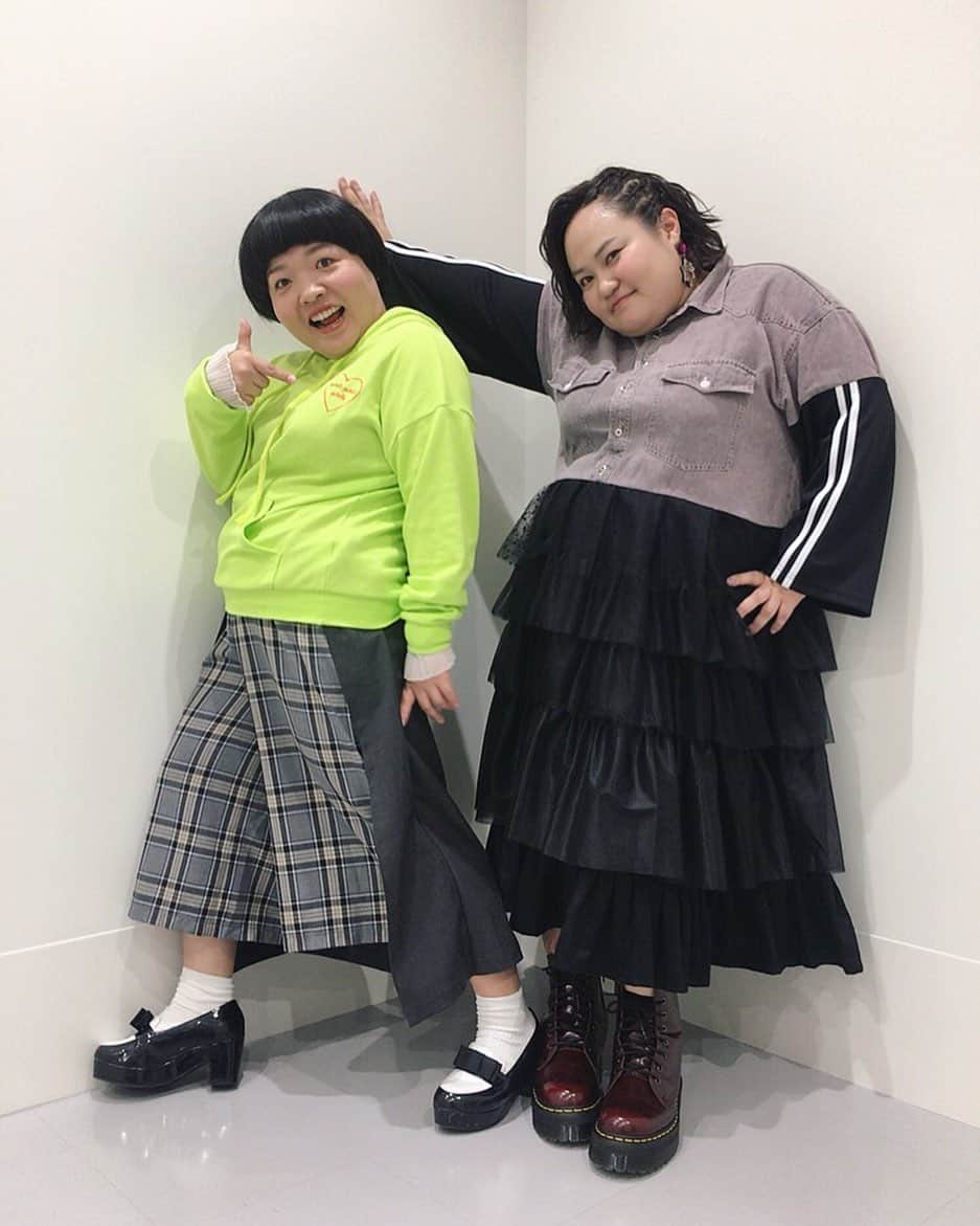 おかずクラブのインスタグラム：「#イッテQ 👚👗👠 こんにちはー！ 今日は寒いね。やっと…感あるけど、寒いのも苦手なスタイリストです。  先日、緊急生放送だったイッテQの時の衣裳！ おかずクラブさんは単独終わりでしたよー！ 単独ライブに小林豊さんが来て下さってたって事だったので、オカリナさんはゆーちゃむカラーで💚 ゆいPさんのリメイクワンピースは、凄い可愛くて、ただわりとティアードがボリュームあるので、ゆいPさんが着た感じでシルエットがより大きく見えるかもしれない…と不安で、スタイリストが試着して、ショップの方に相談しながら選びました！ 素材が柔らかいこともあって、そこまでボリューム感出ず、可愛く着こなしてくれましたん！  オカリナ⭕️ 今回はまさかのオールスタイリスト私物  ゆいP⭕️ デニムリメイクティアードワンピース👉amatunal @amatunal_laforetharajuku ブーツ👉Dr Martens @drmartens_japan  これ、新しい色なんです！ いつもJADONの黒なんですが、今回は新しいチェリー🍒 黒とはまた違って少し明るく見えるし、内側が柔らかい素材になっており、ゆいPさんいわく履きやすいそうです！  皆さん風邪とかひかぬように〜！ Styled by @ayumiii_2019  #おかずクラブ #okazugram」
