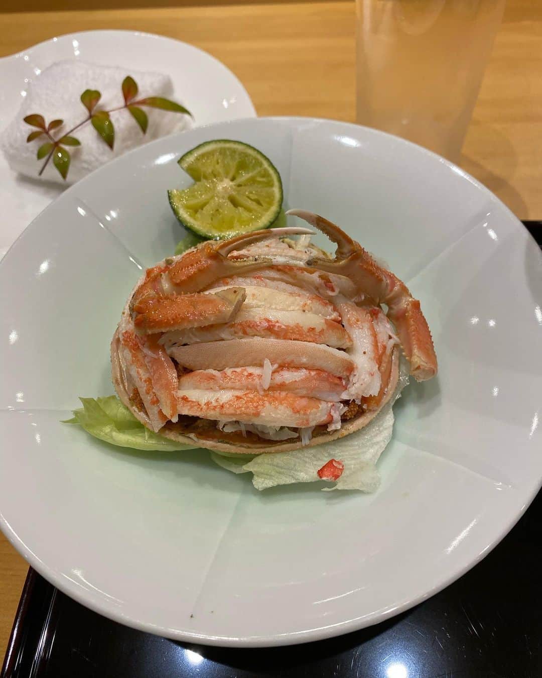 羽田あいのインスタグラム：「冬になったから来た🍣 香箱蟹美味しかったし、相変わらず漬けマグロとネギトロ美味しすぎておかわりしまくった🐷❤️ 楽しい時間も美味しい時間もあっという間😢  87歳の大将が元気に握ってる姿見るだけで幸せになるwwいつまでも元気に握り続けて欲しい🥺  また来月❤️ #金沢」