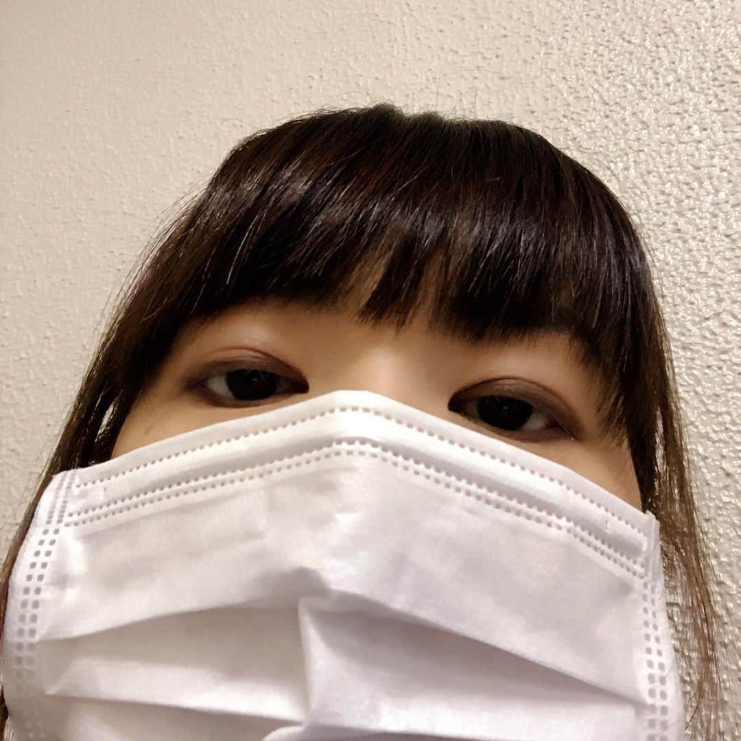 小泉エリのインスタグラム：「今年の気候は風邪をひきやすいですね･･･ はい･･･ 引きましたとさ😭😭😭 今回の風邪はのどにきました･･･ 声が出にくくなり、体がゾクゾク･･･ 病院に行ってお薬飲んで寝て食べて復活😍😍😍 治ったら楽しみにしていたケーキを食べてさらに復活🎂🎂🎂 みなさんもお気をつけて1年を締めくくりましょうね🥺🥺🥺」