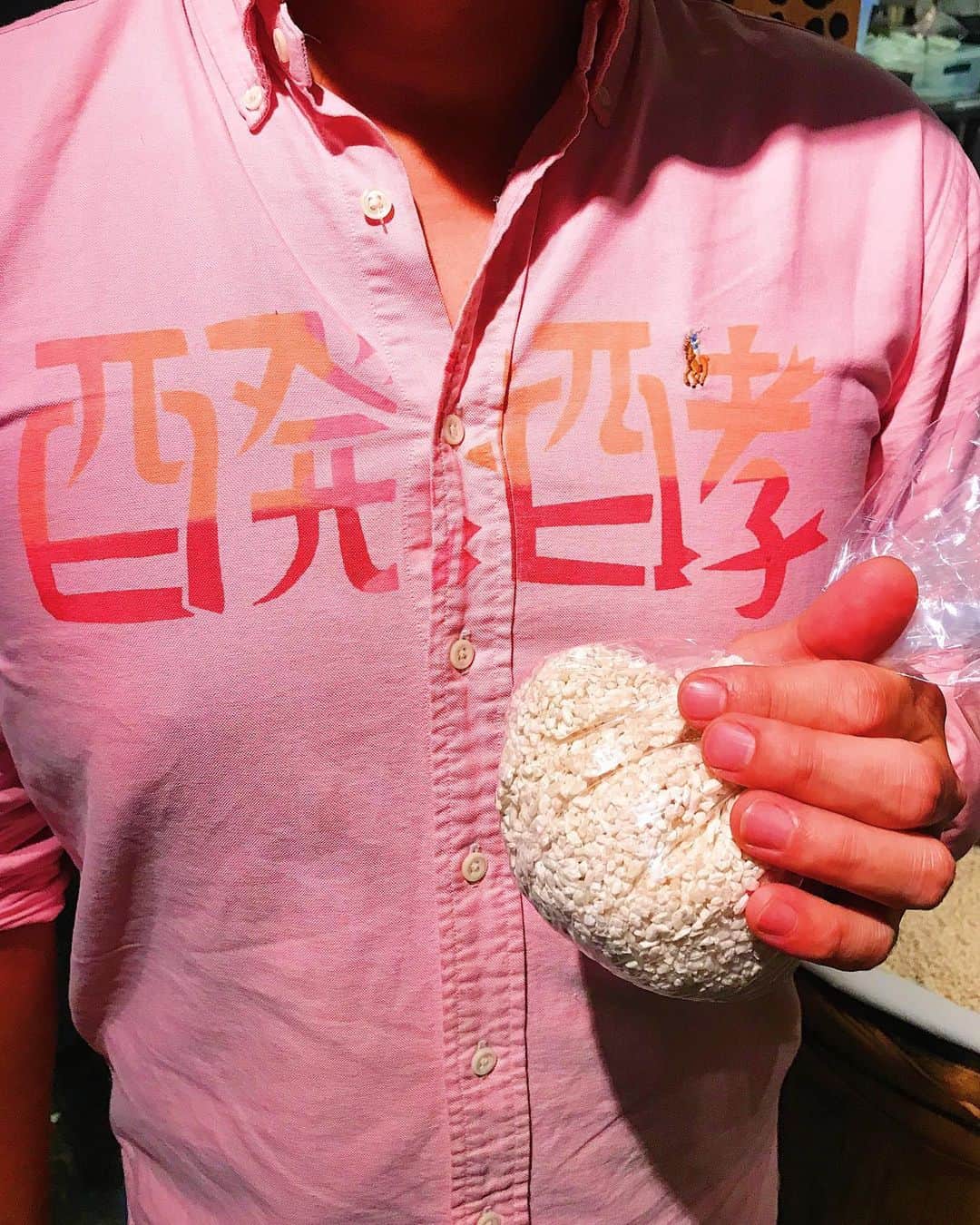 D[di:]さんのインスタグラム写真 - (D[di:]Instagram)「昨日も東京散歩﻿ いいかげん仕事しなくてはなんだが…旅気分のぬけない日々﻿ ﻿ @kato_nao ちゃまに招集かけられて、夜ごはんは南青山にある発酵居酒屋5🏮での、発酵鍋コース試食会に行ってきたよ﻿ ﻿ 1.麹ってそのまま食べても、ほくほくの栗みたいなんだね。ポリポリおつまみにもなるとは…知らんかた﻿ お願いして、なま麹を少しお土産にいただいた。﻿ 旦那ちゃに頼んで塩麹にでもしてもらおと。﻿ サプリ飲むより腸内細菌活性化させまくれるらしいですぜ﻿ ﻿ 2.今回の試食のメイン、きのこのチーズスフレ🍰⁉️鍋﻿ このかわいい見た目で、身体に優しいギルティフリーなケーキっつーか、身体があったまりまくる鍋とはいかに。﻿ 具は、様々なキノコの祭典、サッパリ鶏肉にお野菜、そして自家製チーズを作るときにでたホエー麹がだっぷり。﻿ さいごには、濃厚自家製チーズ🧀をさらに後足しして、濃厚リゾット👌これ嫌いな女子はいまい。﻿ ﻿ 3.米粉と米油で揚げた発酵居酒屋5で人気の発酵唐揚げ﻿ ﻿ 4.アンチエイジング〜ななま麹モミモミ会。ピテラ〜‼️﻿ ジェルネイルやり過ぎで、へんなマダラに焼けてしまった私の右手、ピテラ様なんとかしてくんないかな…﻿ ﻿ 5.先付け、前菜、アボカドの酒麹醤油漬けは、食べたことないシュワシュワアボカド🥑でした。デザートは甘酒レモンシャーベット﻿ ﻿ 6.この日は、先日、蔦屋書店に来てくれて久しぶりに再会した美女サヨっぺをお誘い。試食会のまえに、御茶屋さんで2年ぶりくらいに近況報告しまくった。相変わらず優しいサヨっぺ。YouTuberに関する研究報告を受ける笑﻿ ﻿ 7.スタッフの皆さまとぱちり﻿ ピンクシャツの総料理長わくわく発酵大使のタイキさん、40代にして米麹触りまくってるうちに、ツヤツヤ肌になったらしい。﻿ この年齢の男性で肝斑やシミ無し肌ってだいぶ珍しい。﻿ 奥さんがプロデュースしてるらしい、粉の雪麹って商品は、食べられるし、顔パックもできるときき、即購入。﻿ ﻿ ってか、わたし、麹食品たべまくりのせいで、だいぶ酔っ払ってたみたい！このあと、グラグラしたので、一駅さきまでサヨっぺと歩いたのに、間違えて地下鉄逆方向に乗ってしまった…﻿ ﻿ 8.9.﻿ ちなみに、昼間は、元マネージメントをしてくれていたAさんと銀座でランチmtgてか、近況報告会。﻿ こんな場所でランチとかだいぶ贅沢すぎる…と思っていたら、お会計がランチなのに、二人で2万近くいっていて…椅子から転げ落ちそうになった。﻿ 銀座価格ってほんとにすごいんだねっ﻿ ﻿ 10.そのあと、銀座シックス蔦屋書店に寄って担当Mさんに荷物の確認とご挨拶に。﻿ ほんと、しっかりした書店員さんでありがたかった。﻿ クラウスハーパニエミの鯨🐳﻿ ﻿ #南青山﻿ #発酵三昧﻿ #発酵鍋﻿ #12／2より新メニューとしてスタート #カトさんいつもありがとう﻿ #衣替えは完了していない #銀座﻿ #Aさんは豪快でいつもかっこいい女傑なのだ #東京カウントダウン」11月26日 16時22分 - deeth