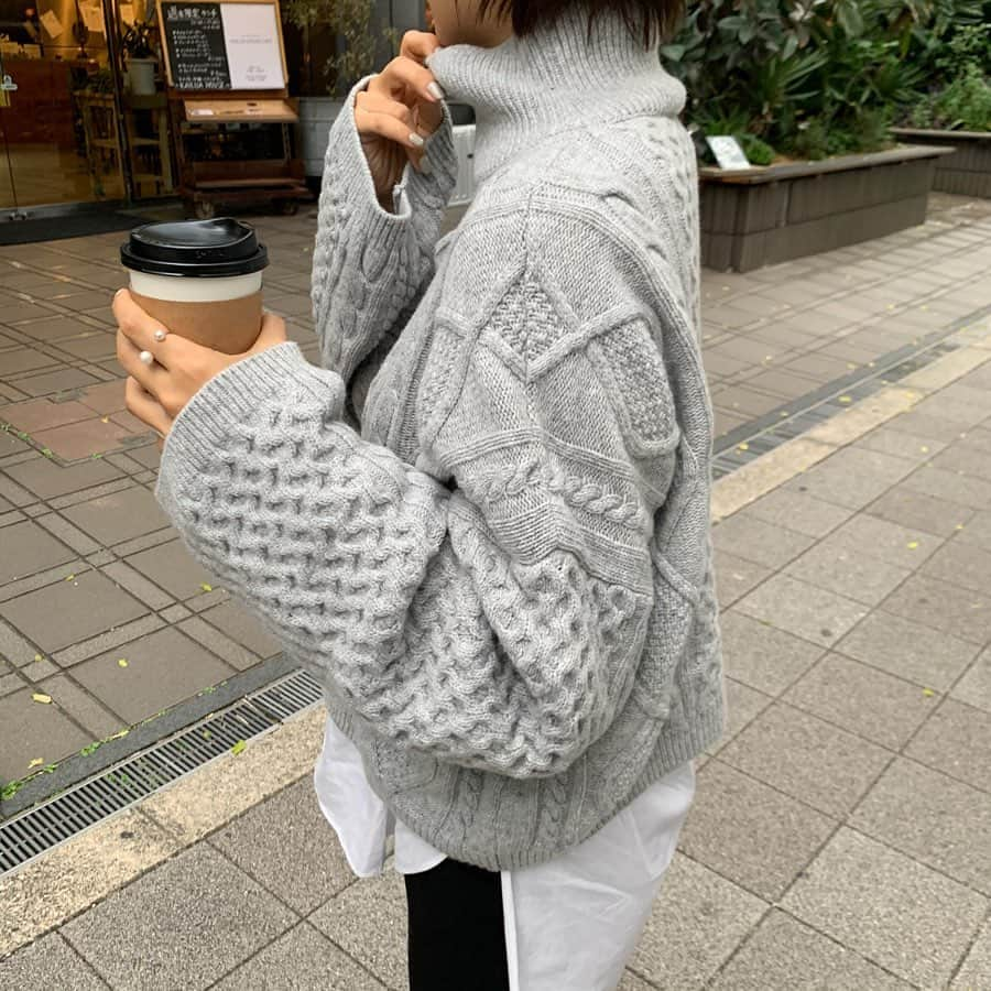 Hiromi Ｍaedaさんのインスタグラム写真 - (Hiromi ＭaedaInstagram)「先日の ざっくりニットとシャツのレイヤードスタイルが好き♡ ・ ・ ・ knit @romile_official #romile#ロミール shirt @normbyhiron #normbyhiron pants @uniqlo_ginza #uniqlo bag @proenzaschouler  shoes @fabiorusconi_japan」11月26日 16時25分 - hiron953