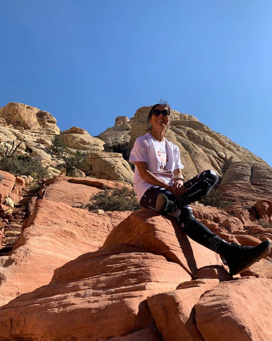 大儀見優季さんのインスタグラム写真 - (大儀見優季Instagram)「Just chill on the rock ⛰  #redrockcanyon #hiking  #自然に触れる #自然と共に生きる #自然から学ぶ」11月26日 16時26分 - yuki_nagasato