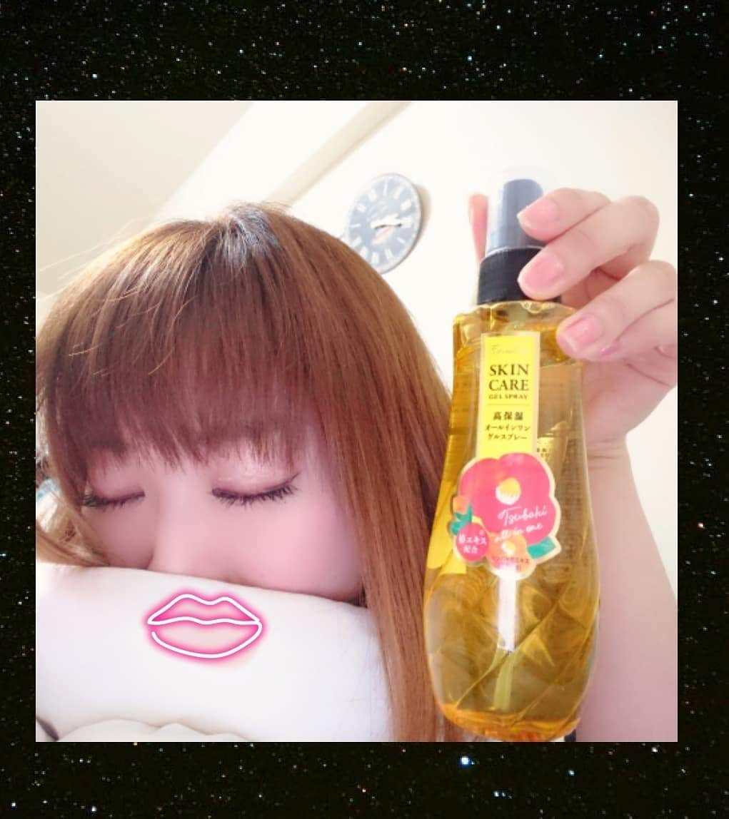 のインスタグラム：「美容液たっぷりのゲルがミスト状に❣❣❣ 椿の香りが、ふんわ～り香るよーっ💗✨ 時短コスメ　フェスティーナレンテ 『オールインワンオイルゲルスプレー』 ( @festinalenteinsta )  いつも帰り遅いとき・・・ 化粧落としてすぐにフェスティーナレンテ😊💓 名前の通り「ゆっくり急げ」という意味が😁  早く寝たいよね😁😁 化粧水、美容液、乳液やらパックとかしてると 時間あっという間に経ってしまうし。  ブースター／化粧水／美容液／乳液／ クリーム／パック／メイク直し／アロマコスメ  全て叶えてくれるのが、 フェスティーナレンテ✌ メイクの上からもケア出来るのも魅力的！ .  ホント良い香り～♥.。.:*♡ 仕事疲れに癒される💡 艶々、もっちりとしたお肌になる！ 乾燥時期にピッタリ。すぐ潤ってくれる！  お肌、ちゅるんちゅるん～♥️ さらに↓↓ ★７種の花由来エキスと、11種の保湿成分配合。 ★６つのフリー成分 パラベン／合成着色料／エタノール／ シリコン／鉱物油／紫外線吸収剤  安心して使えるわ＼(^^)／ . ▼フェスティーナレンテ オフィシャルサイト http://festinalente.tokyo ( @festinalenteinsta ) . .  #時短コスメ #コスメ #COSME #festinalente #フェスティーナレンテ #時短美容 #オールインワン #美容液 #ゲルスプレー #椿油 #YAETSUBAKI #TSUBAKI #クロノパフォーマンス #monipla #cloisters_fan #pr #化粧水 #化粧品 #美容 #美容好き #美容好きな人 #beauty #スキンケア #skin #beautiful #girl」