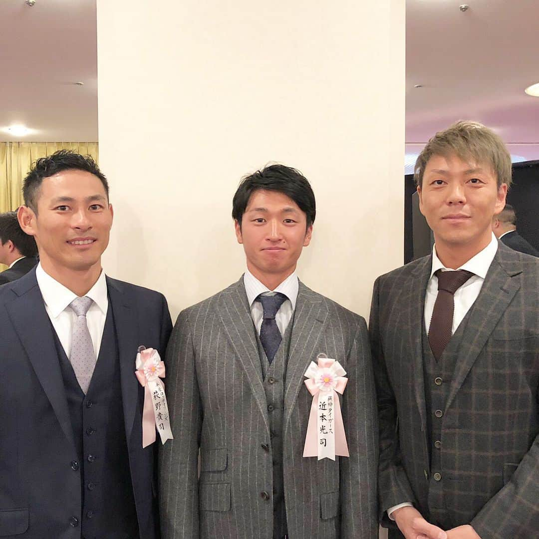 阪神タイガースさんのインスタグラム写真 - (阪神タイガースInstagram)「まもなくNPB AWARD 2019受賞式第２部が開かれます！タイガースからは原口選手と近本選手が参加！ #原口文仁 選手 #近本光司 選手 #阪神タイガース #阿部慎之助 選手 #読売ジャイアンツ  #秋山翔吾 選手 #埼玉西武ライオンズ  #山崎康晃 選手 #横浜denaベイスターズ  #鈴木誠也 選手 #広島東洋カープ  #荻野貴司 選手 #千葉ロッテマリーンズ  #宮西尚生 選手 #北海道日本ハムファイターズ  #山川穂高 選手 #埼玉西武ライオンズ」11月26日 16時35分 - hanshintigers_official