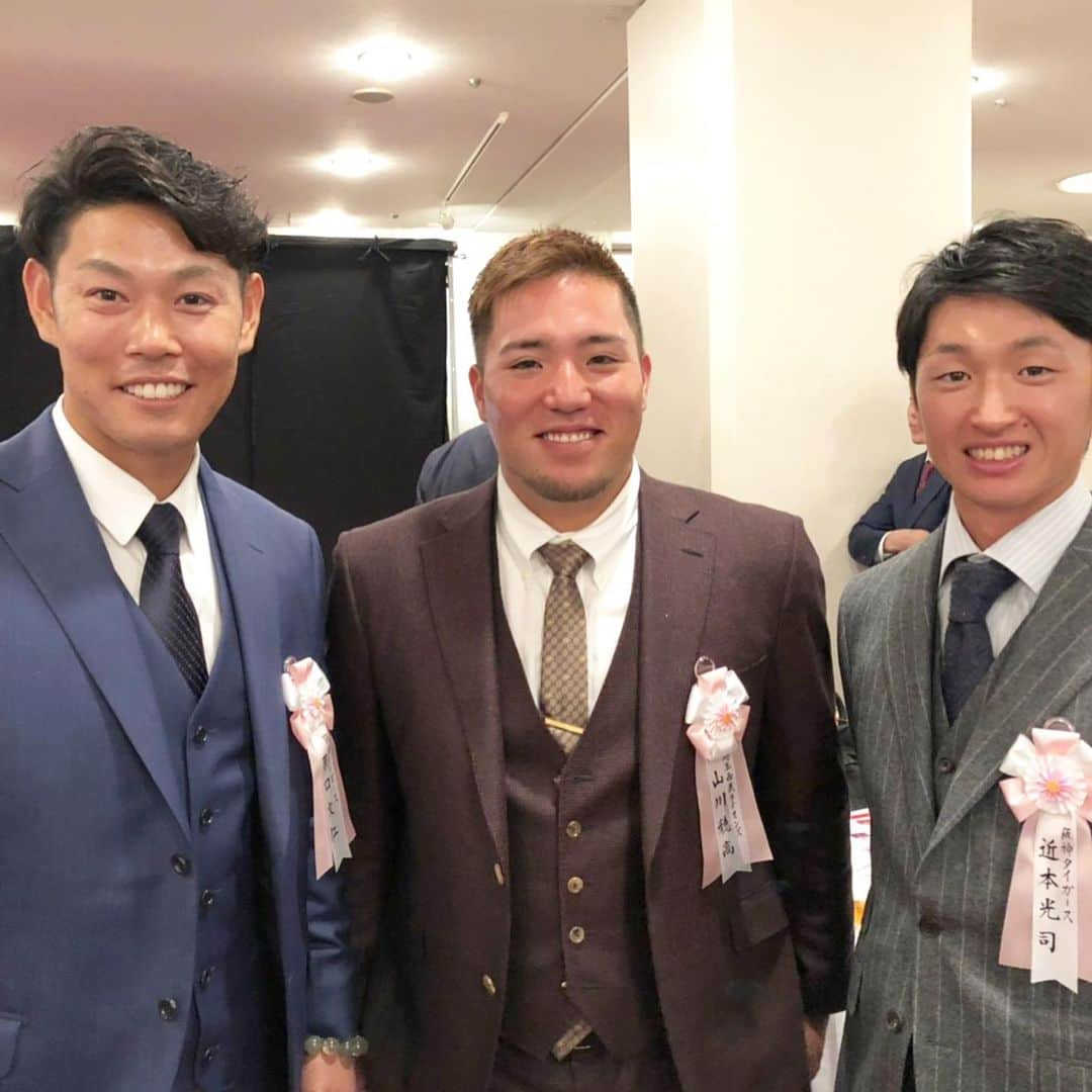 阪神タイガースさんのインスタグラム写真 - (阪神タイガースInstagram)「まもなくNPB AWARD 2019受賞式第２部が開かれます！タイガースからは原口選手と近本選手が参加！ #原口文仁 選手 #近本光司 選手 #阪神タイガース #阿部慎之助 選手 #読売ジャイアンツ  #秋山翔吾 選手 #埼玉西武ライオンズ  #山崎康晃 選手 #横浜denaベイスターズ  #鈴木誠也 選手 #広島東洋カープ  #荻野貴司 選手 #千葉ロッテマリーンズ  #宮西尚生 選手 #北海道日本ハムファイターズ  #山川穂高 選手 #埼玉西武ライオンズ」11月26日 16時35分 - hanshintigers_official